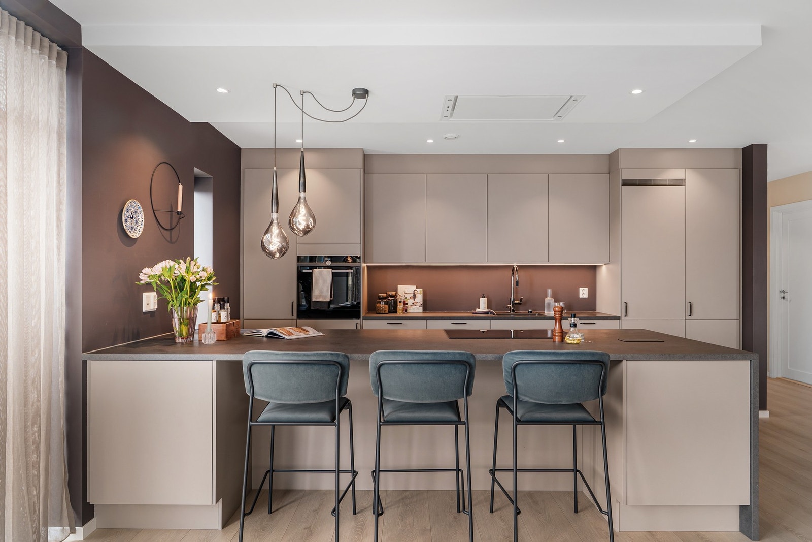 Stilig innebygd ventilator i taket som frigjør plass Galleribilde