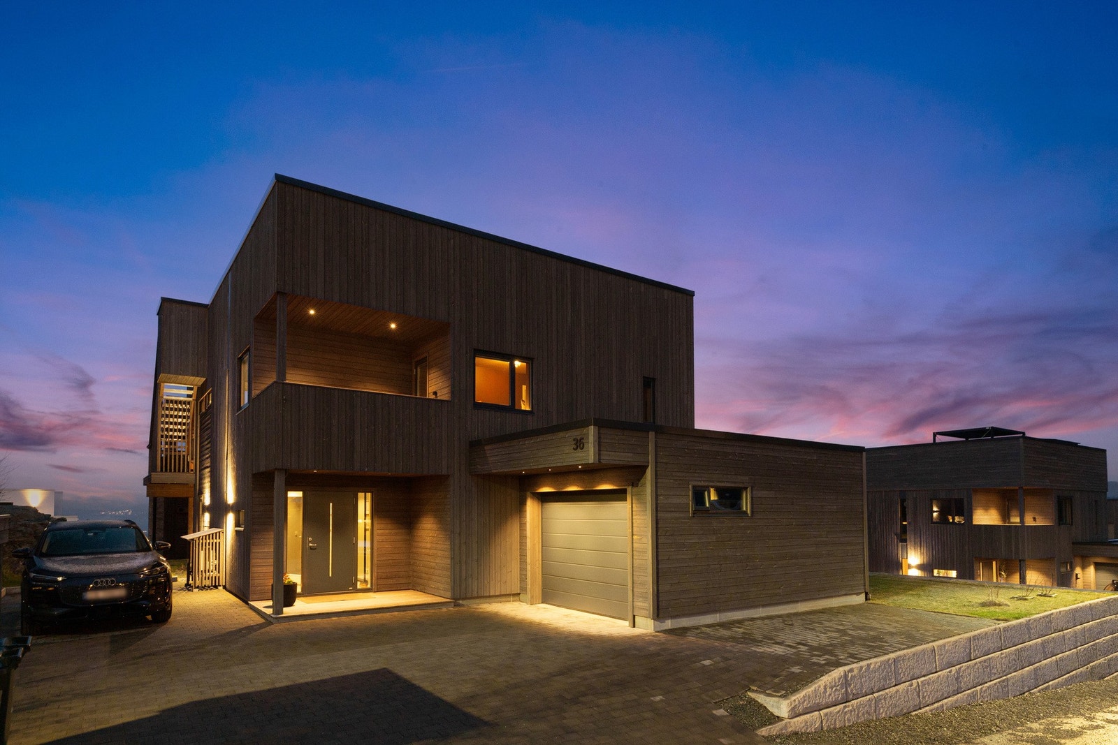 Dette er en nydelig funkisinspirert enebolig fra 2020 med gjennomgående pen standard! Galleribilde