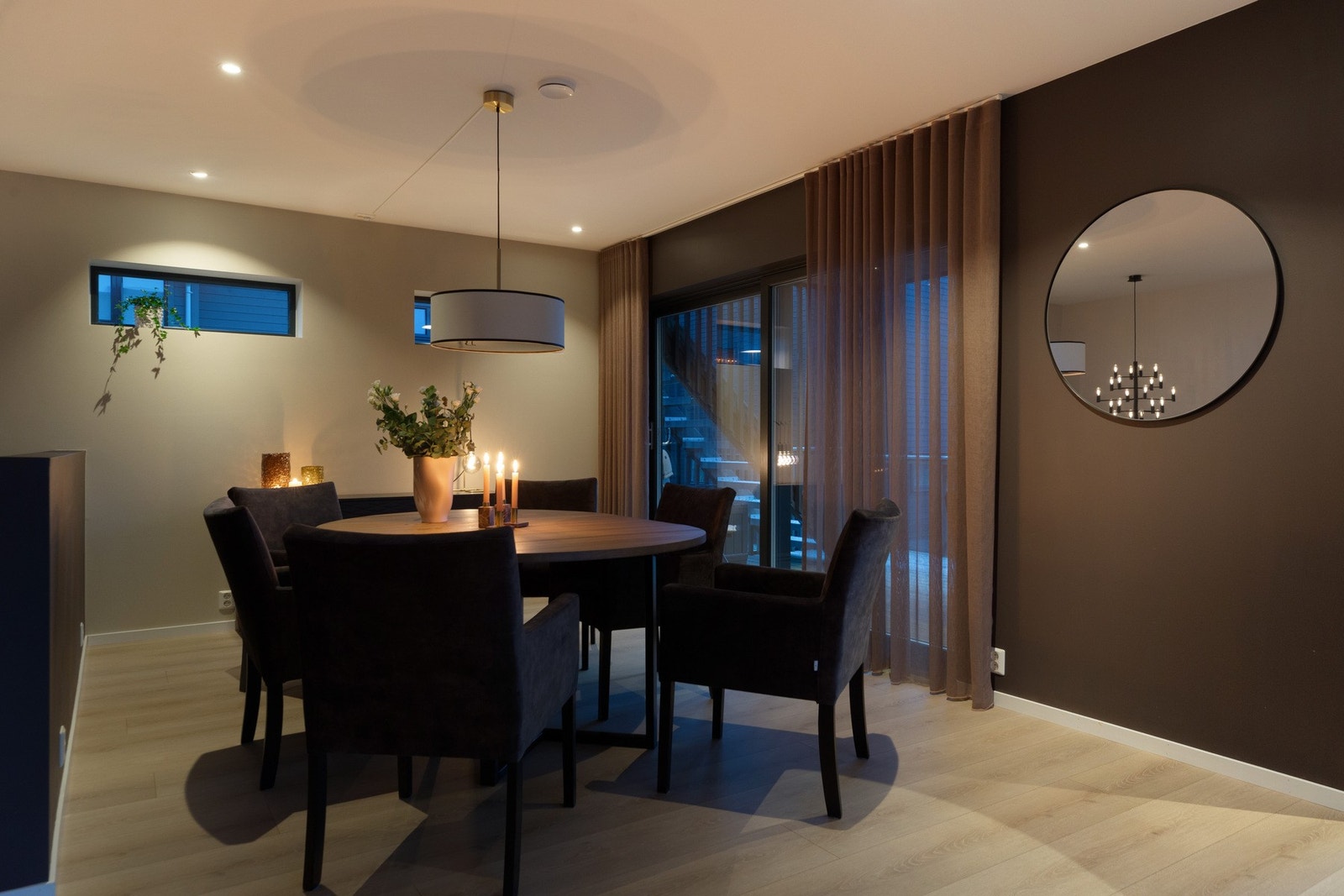 Hyggelig spisestue med utgang til veranda Galleribilde