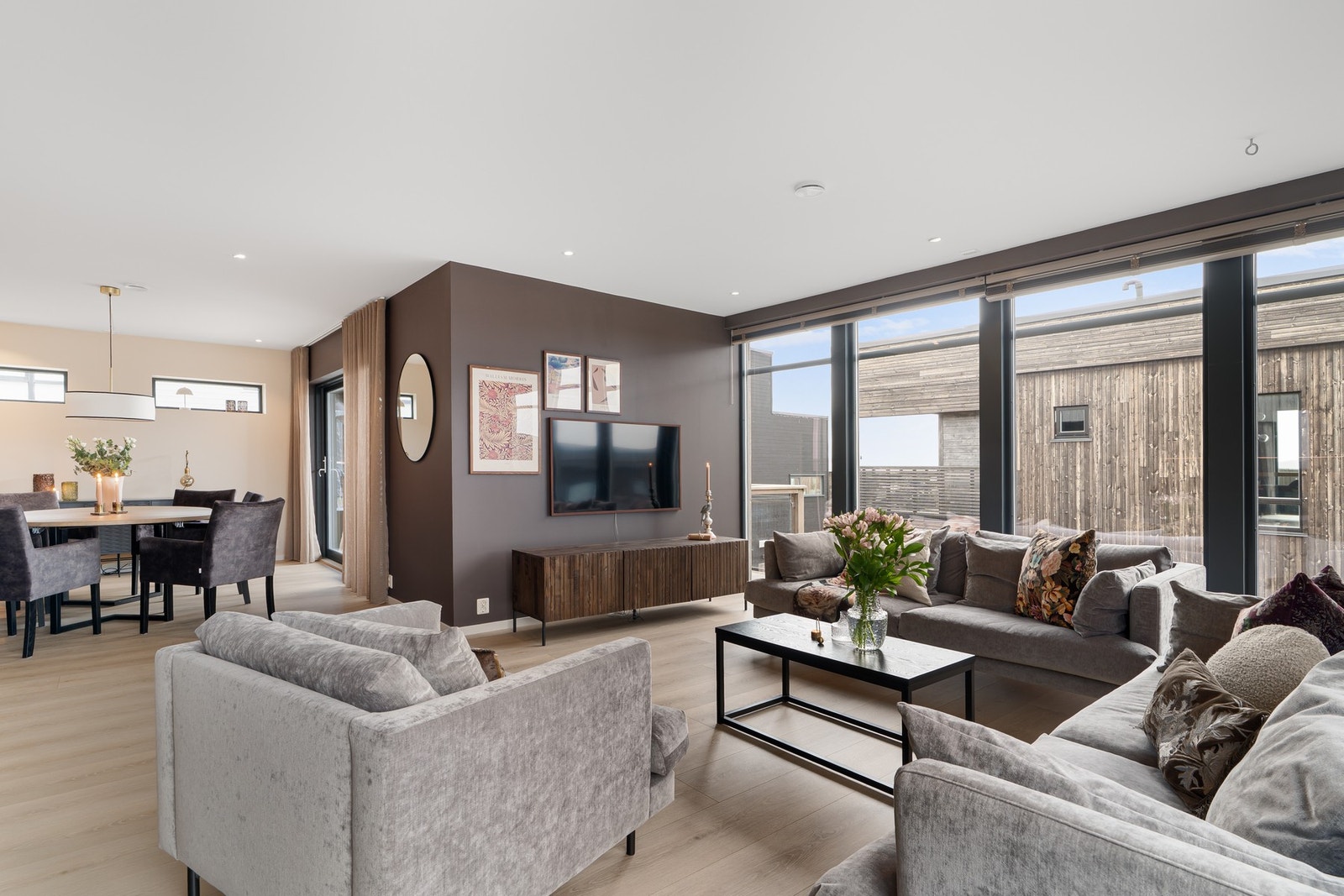 Rommet er malt i lune og behagelige farger som gir en god romfølelse Galleribilde