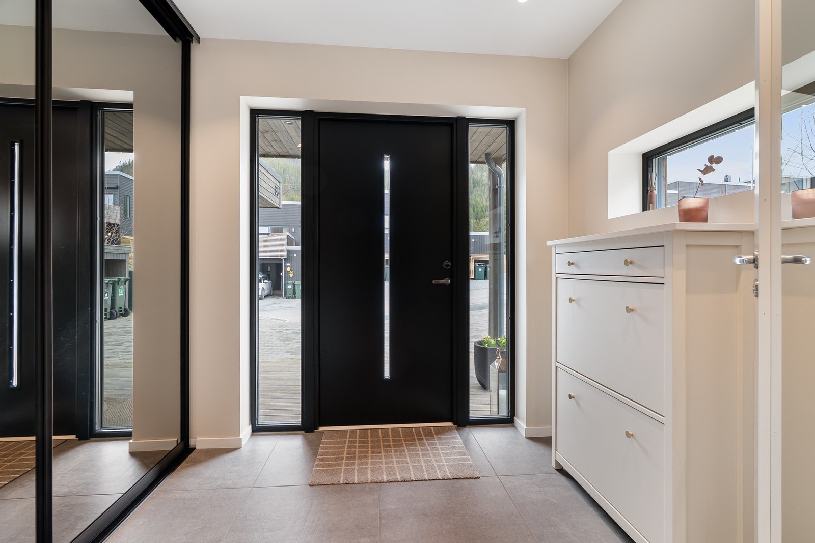 Hyggelig entré med stor skyvedørsgarderobe og flislagt gulv med gulvvarme Galleribilde