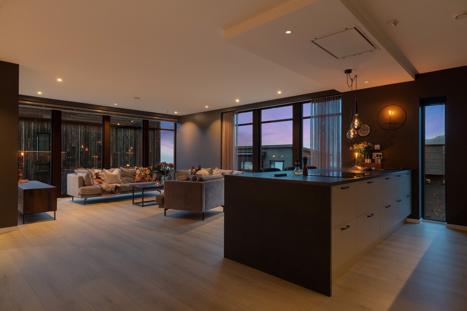 Åpen stue- og kjøkkenløsning som gir en sosial og god atmosfære Galleribilde