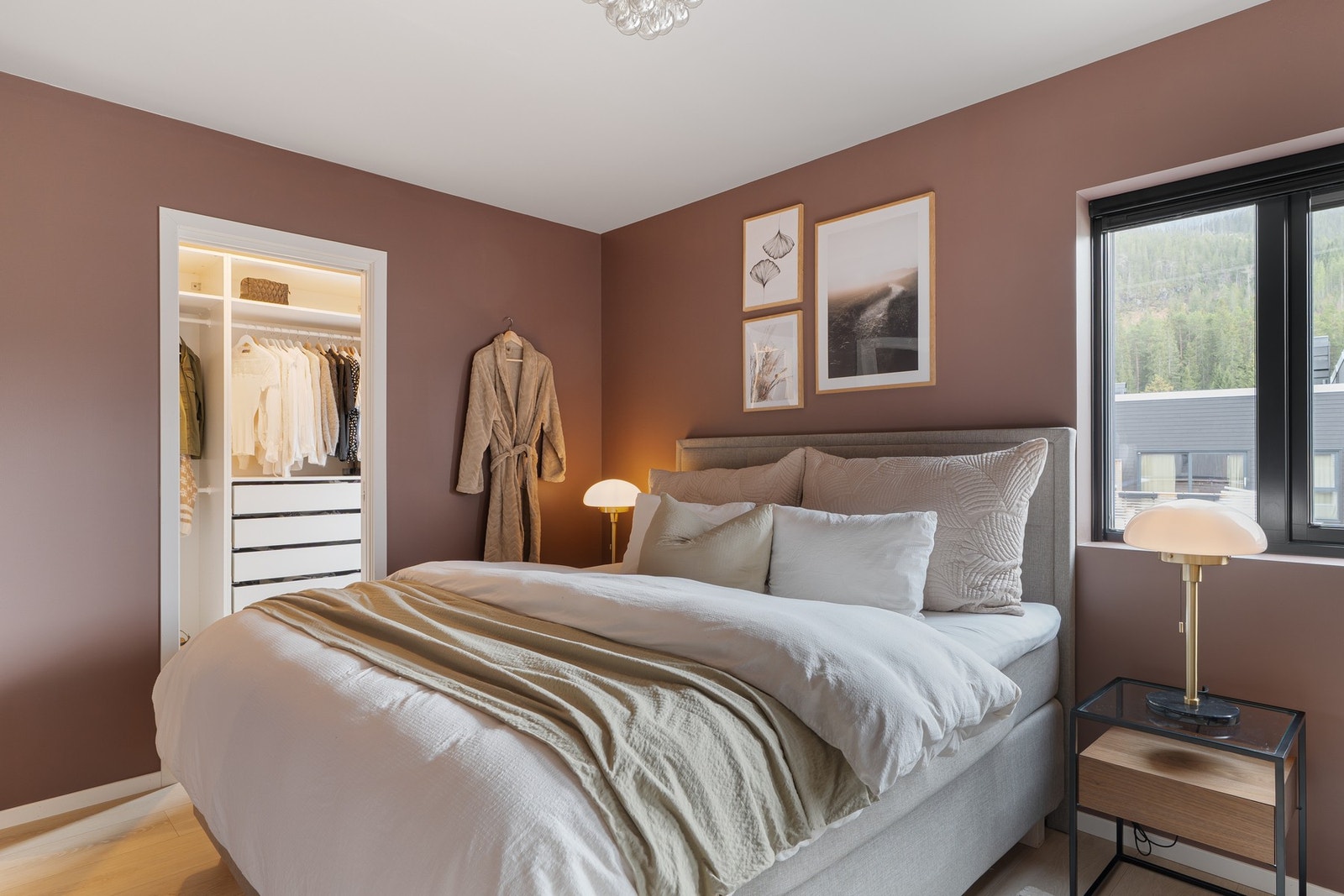 Herlig hovedsoverom i 2. etg. med garderoberom og eget bad Galleribilde