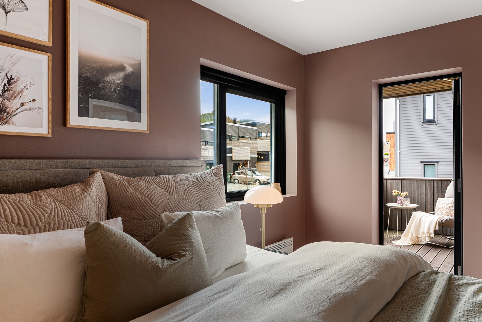 Rommet er malt i en dus rosafarge som gir en god romfølelse. Her har man også utgang til en østvendt veranda hvor man kan nyte morgenkaffen Galleribilde