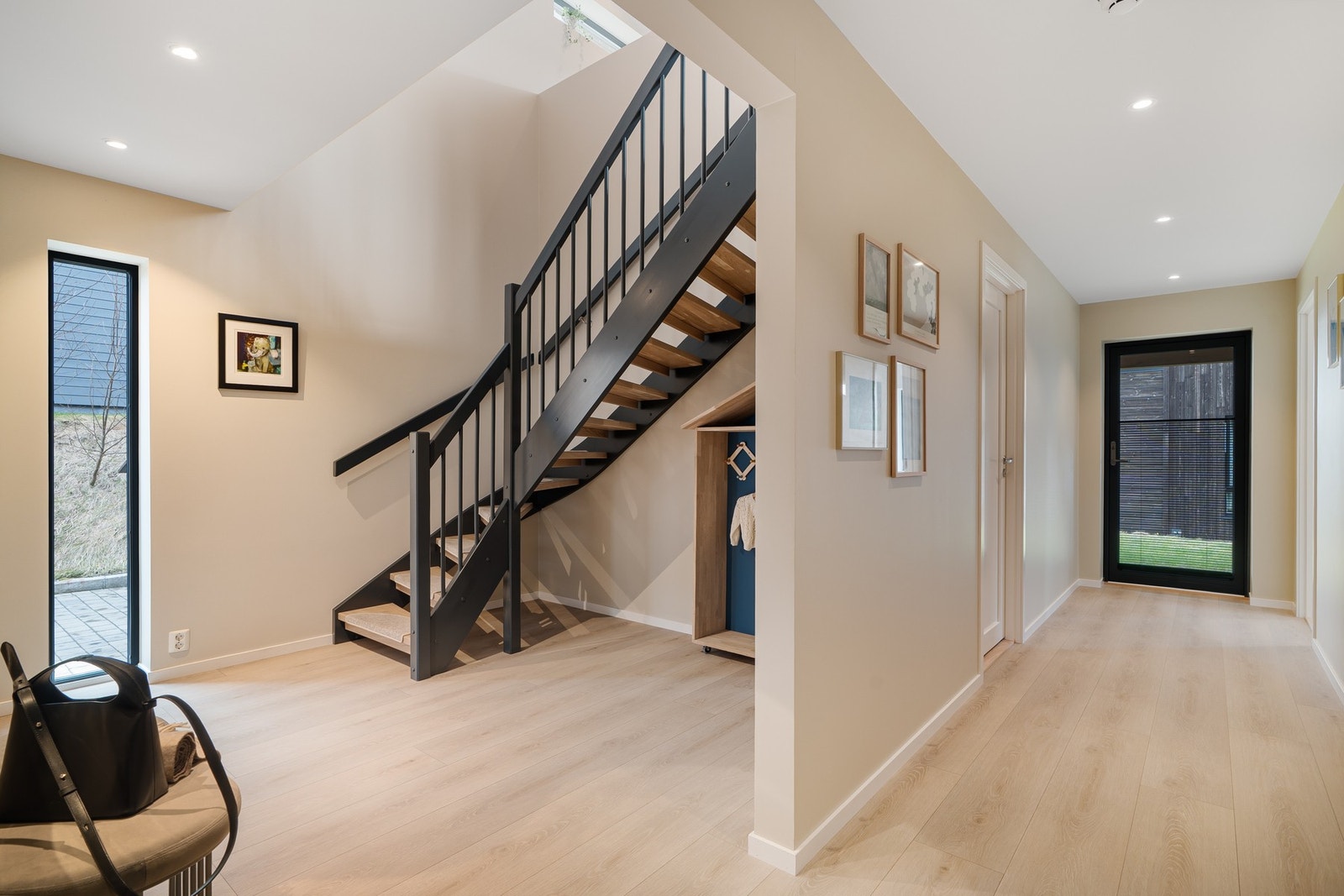 Romslig gang i 1. etg. med inngang til to soverom, stue, bad og vaskerom Galleribilde