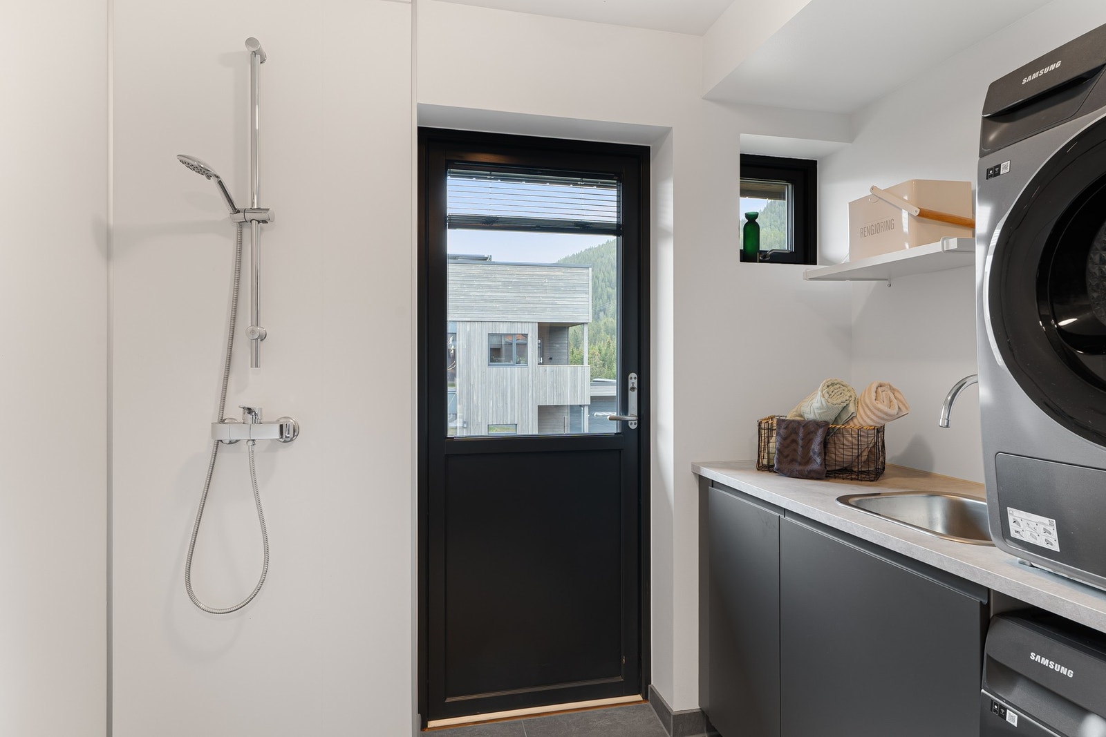 Praktisk benkeløsning med vask Galleribilde