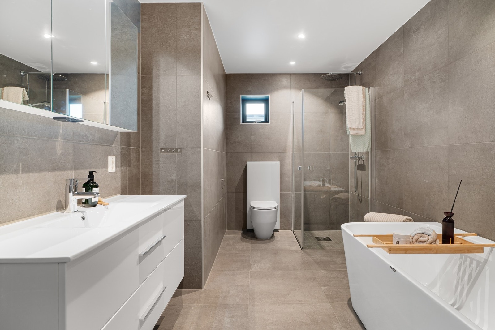 Lekkert bad i 1. etg. på 8 kvm. som har fine farge- og materialvalg Galleribilde