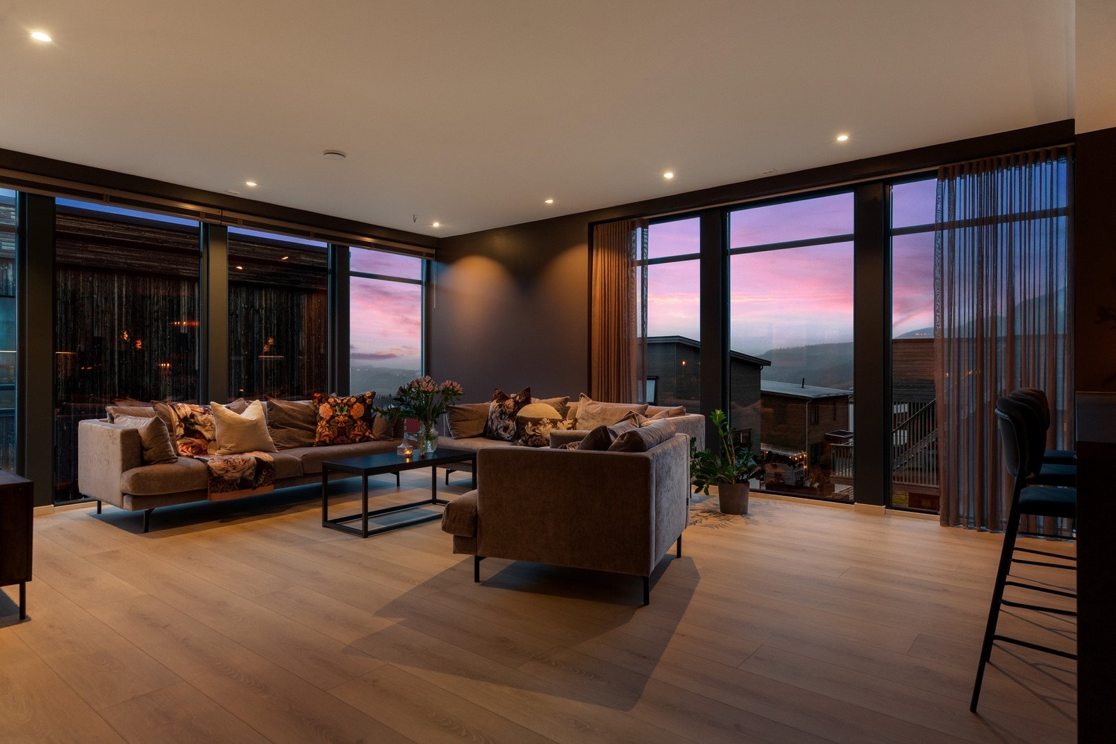 Her kan man bl.a. by på en herlig stue på hele 57 kvm. med store vindusflater som gir rikelig med lysinnslipp Galleribilde