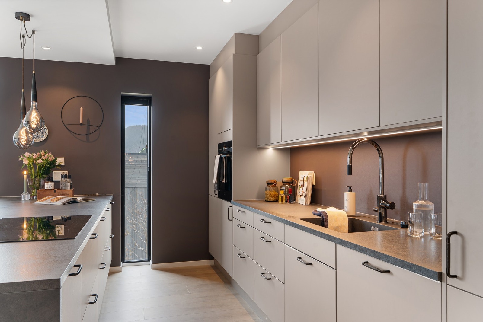 Nydelig farge på kjøkkenet som passer godt inn i fargetonene ellers Galleribilde