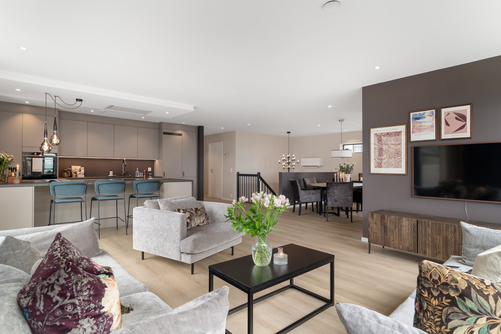 Etasjen har en fin planløsning som gir naturlige soner Galleribilde