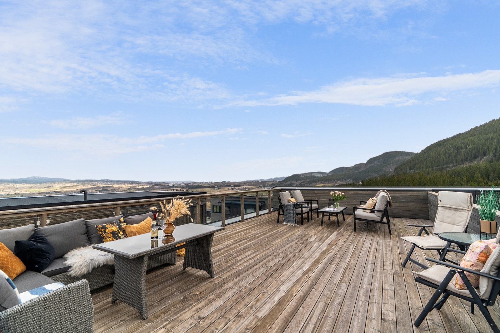 Her er det god plass til ulike sittegrupper hvor man kan nyte den lange solgangen Galleribilde