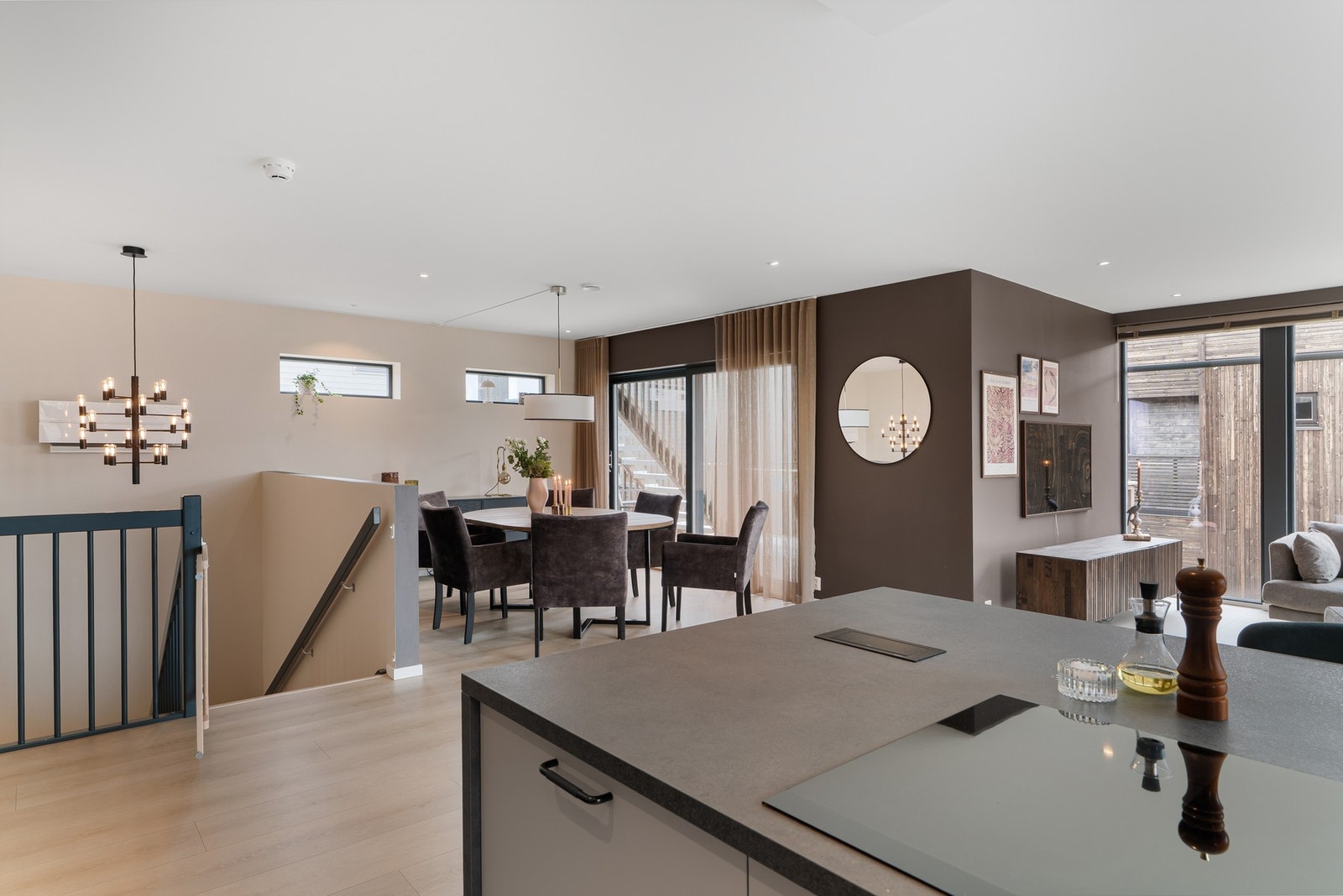 Fra kjøkkenet har man fin oversikt over stua, slik at man enkelt kan holde kontakt med gjestene Galleribilde