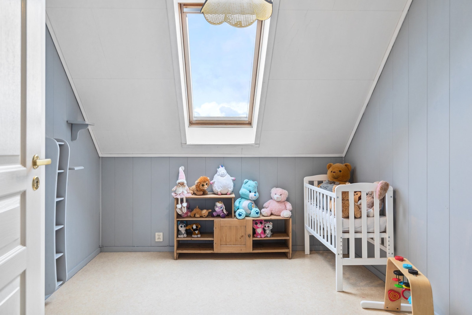 Det er innredet til 4 soverom, flere med takvinduer Galleribilde
