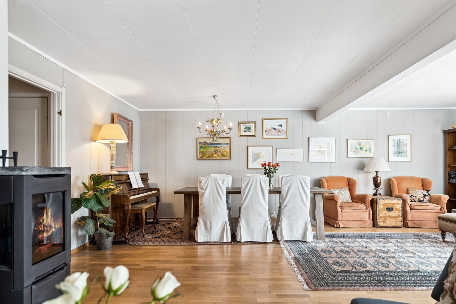 Boligen er gjennomgående holdt i lyse fargetoner, og flere gulv er med parkett. Galleribilde