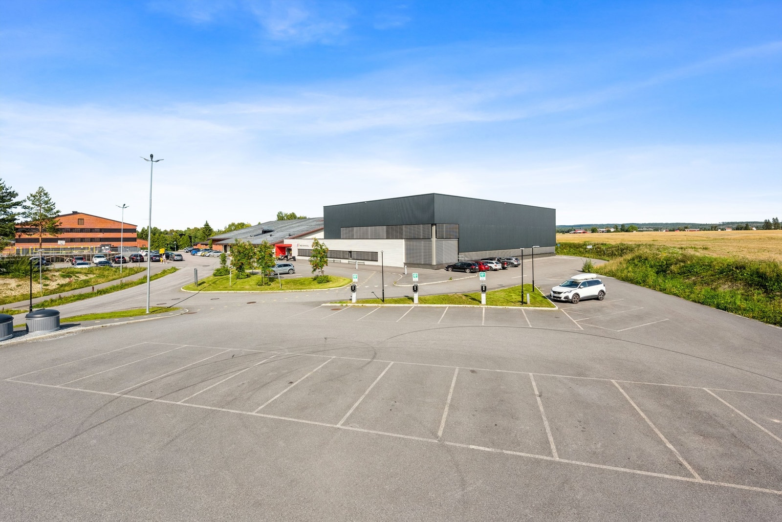Nes svømmehall, Neshallen og Nes videregående Galleribilde