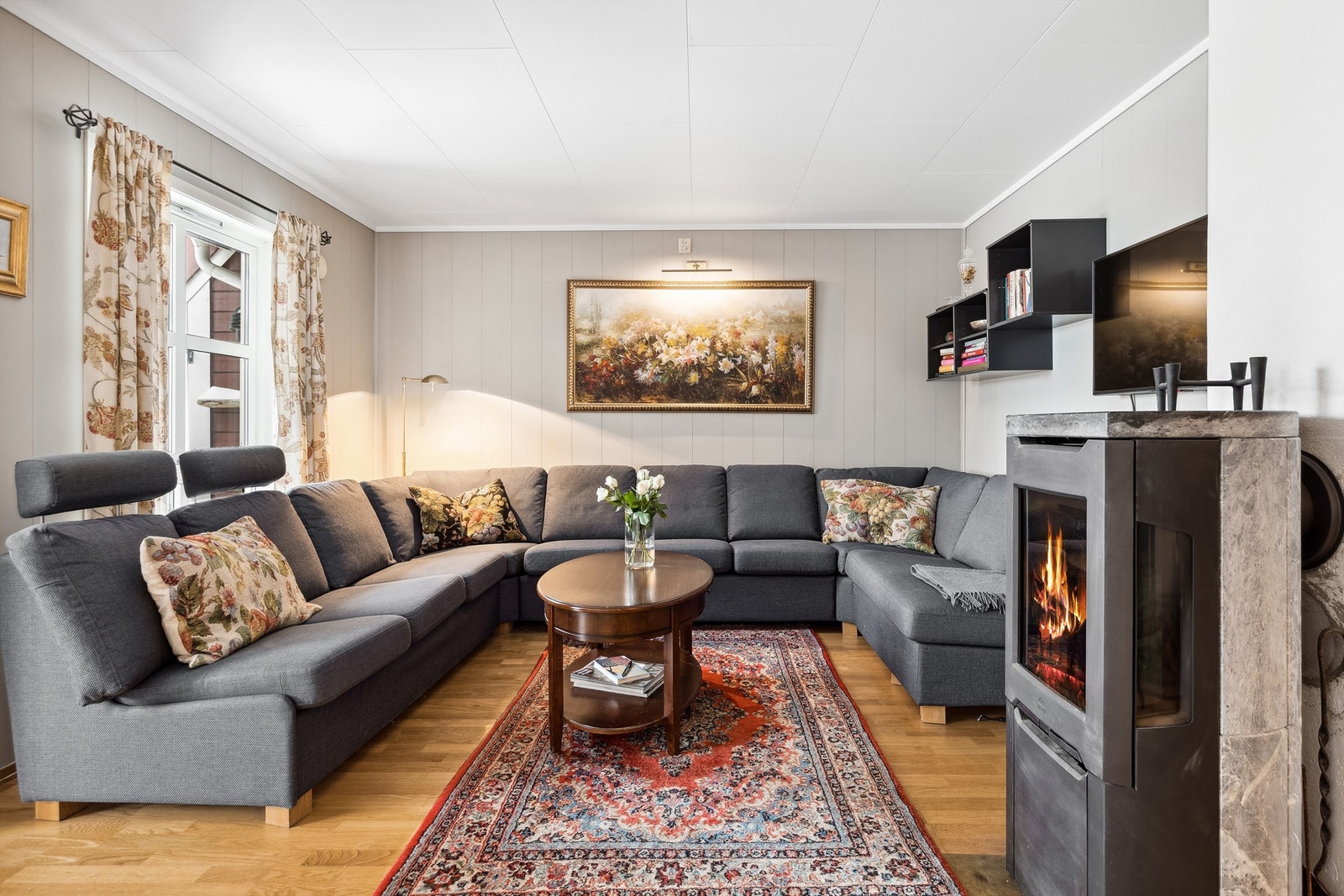 Lunt salonghjørne med vedovn Galleribilde