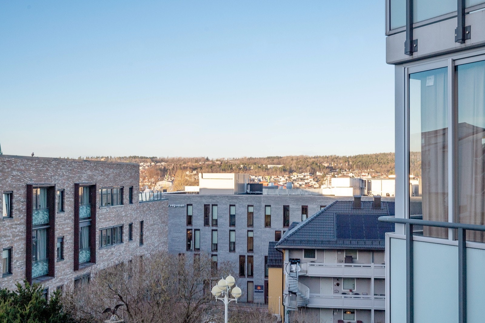 Bygget ligger høyt i terrenget, noe som gir utsikt mot hyggelig fellesområde og over til Jeløya fra egen uteplass. Galleribilde
