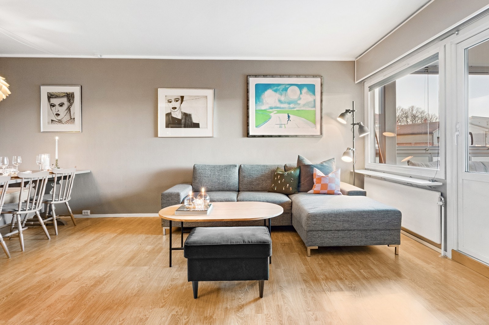 Stuen gir gode muligheter til å nyte både eget selskap og sammenkomster rundt spisebordet eller i sofa. Galleribilde