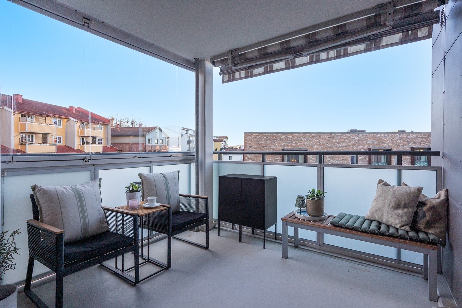 Beliggenheten i sydvestenden gir gode solforhold som kan nytes i fred og ro, med elektrisk markise for solskjerming. Galleribilde