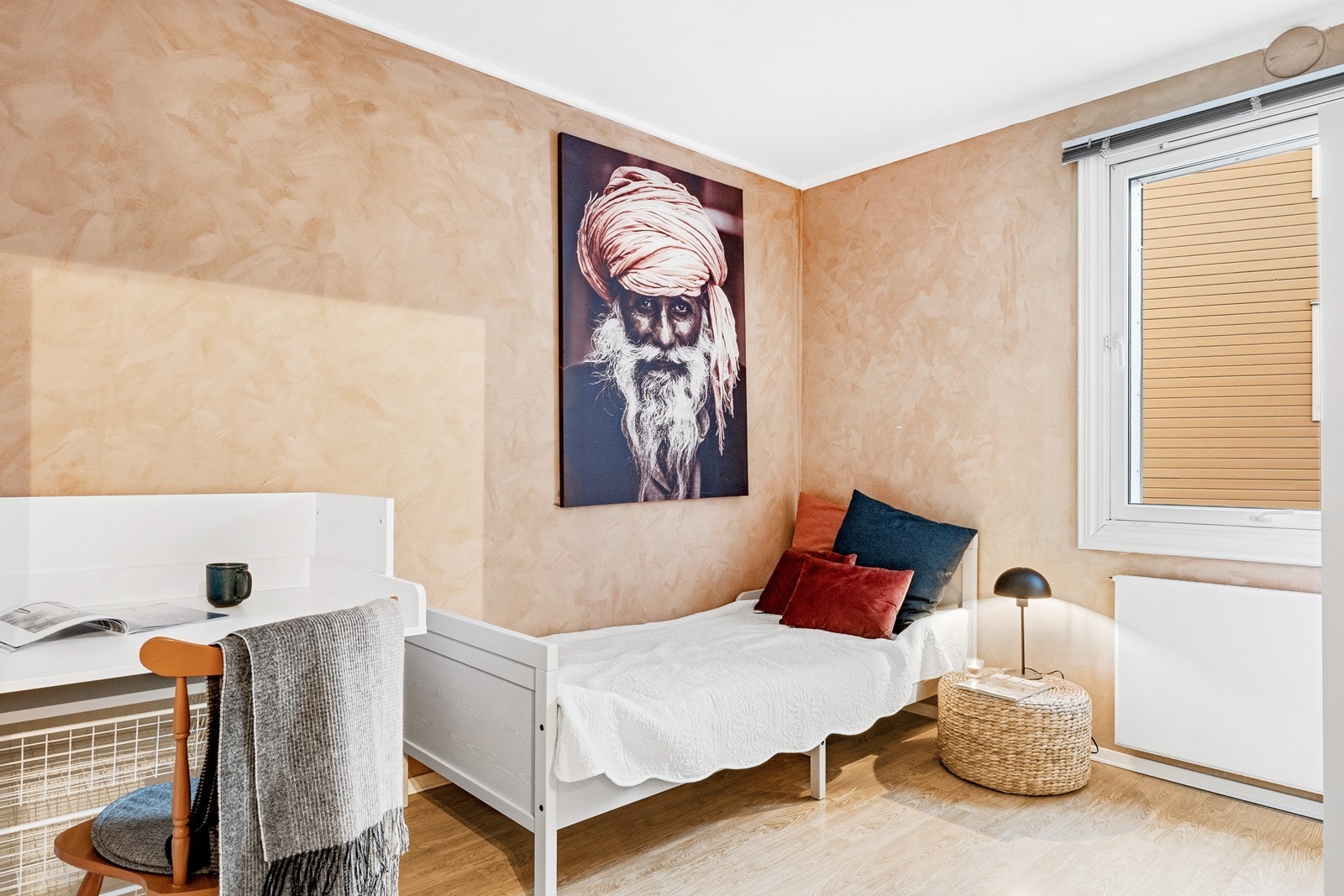 Soverom 2 har plass til seng, innredning for oppbevaring og plass til skap eller hylle. Veggene er malt med kalkmaling i en varm tone. Galleribilde