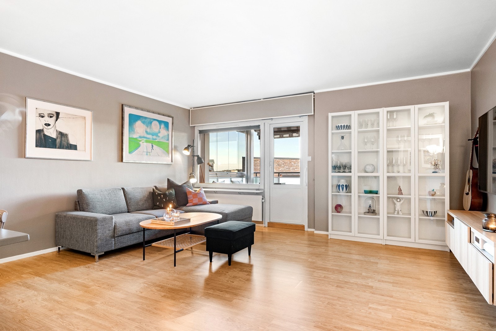 Stuen fremstår lys og romslig, med utgang til sydvestvendt delvis innglasset veranda på 8 kvm. Galleribilde