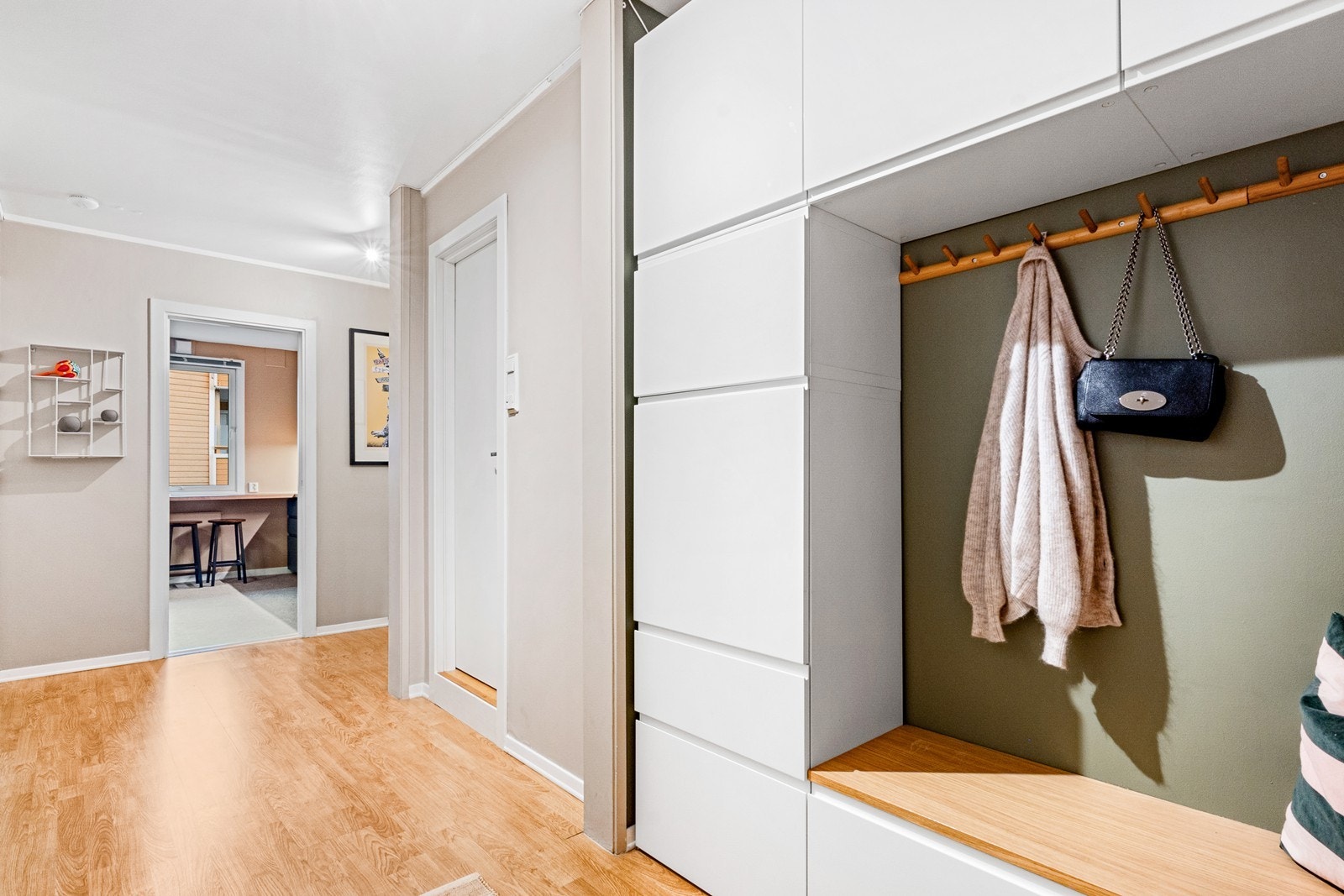 Enkel adkomst via heis, og vel inne gir entreen et lyst og innbydende førsteinntrykk med parkett på gulv og lysmalte overflater. Galleribilde