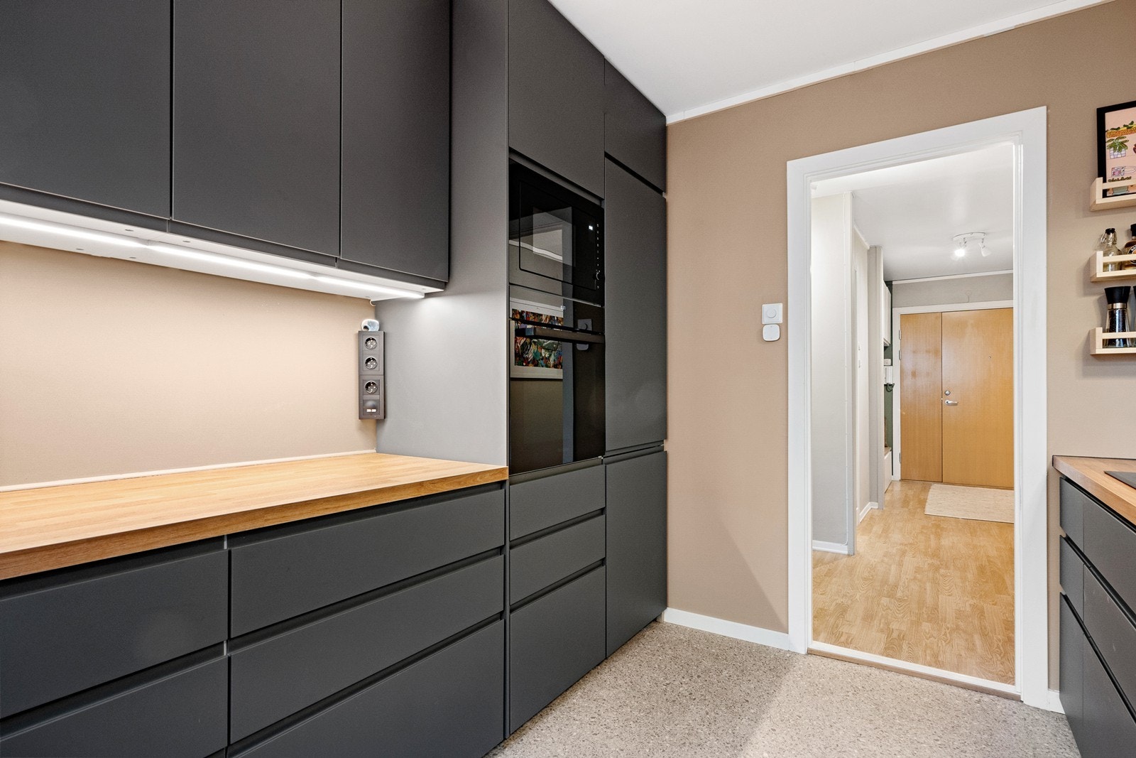 Kjøkkenet fra 2022 ligger adskilt fra stuen, med innredning i over- og underskap på to vegger. Galleribilde