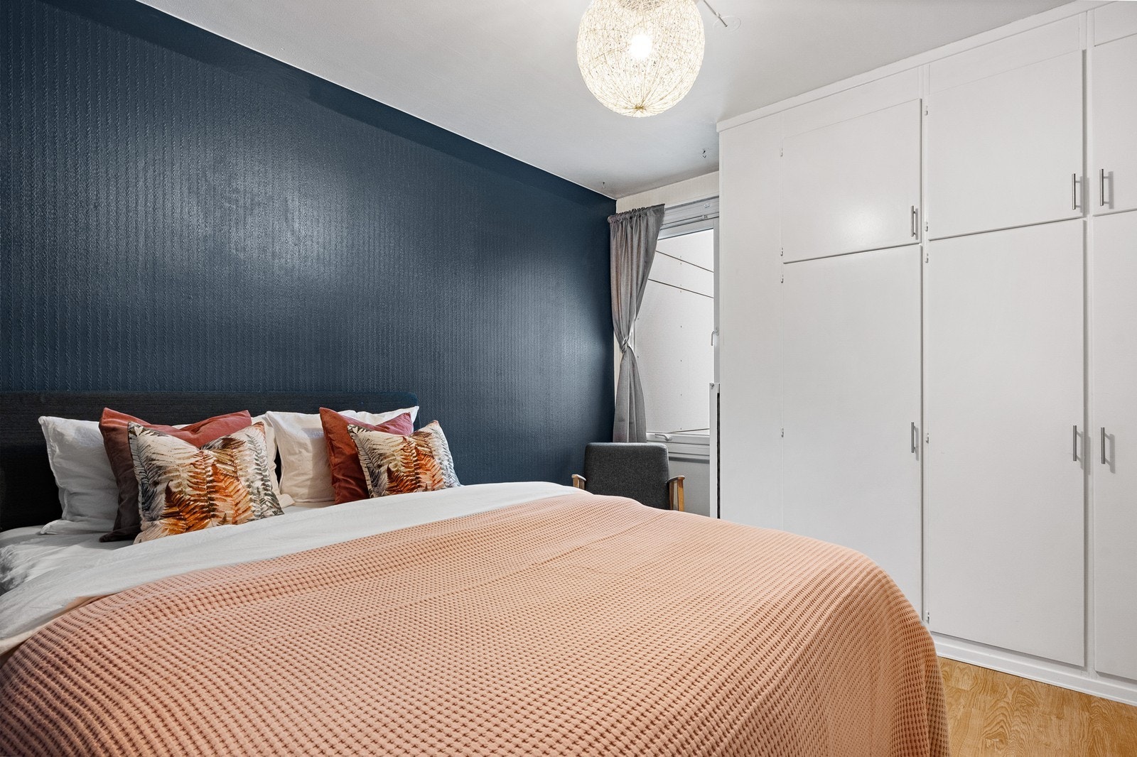Hovedsoverommet har god størrelse med plass til dobbeltseng og en stor innebygd garderobe i tillegg til rom for kommode eller skap. Galleribilde