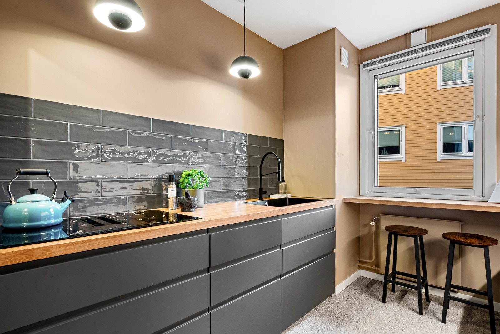 Leiligheten har flott kjøkken fra 2022, vannbåren varme og ypperlig beliggenhet litt opp i høyden midt i sentrum. Galleribilde