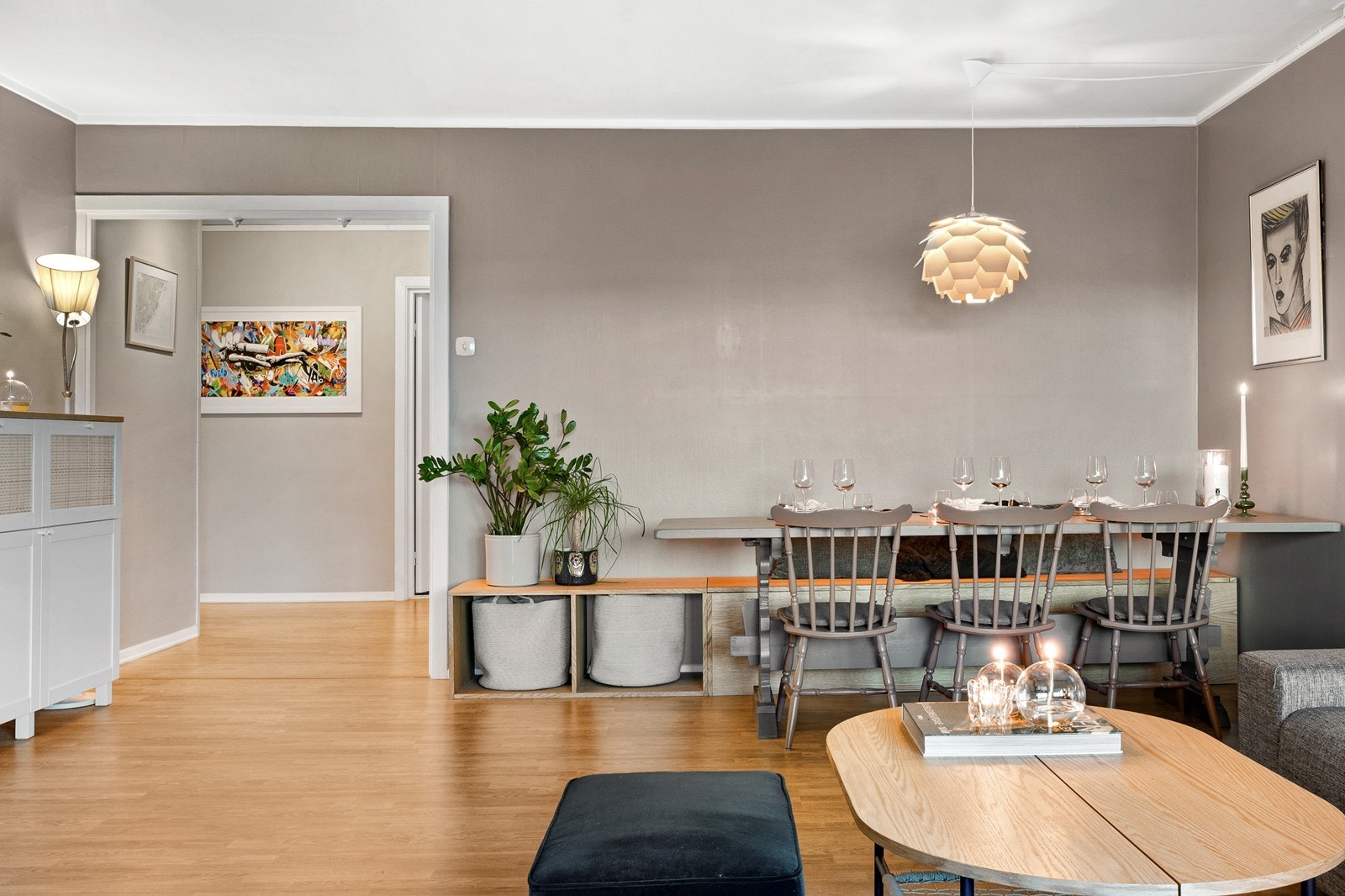 Stuen ligger rett rundt hjørnet fra kjøkkenet, med god plass til både spisestue og sofaløsning. Galleribilde