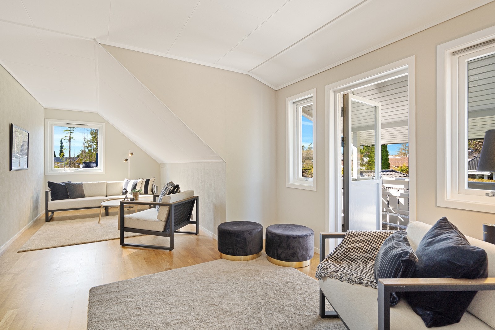 TV-stue med utgang til balkong - et perfekt rom for ungdommene i huset, eller som et hjemmekontor Galleribilde