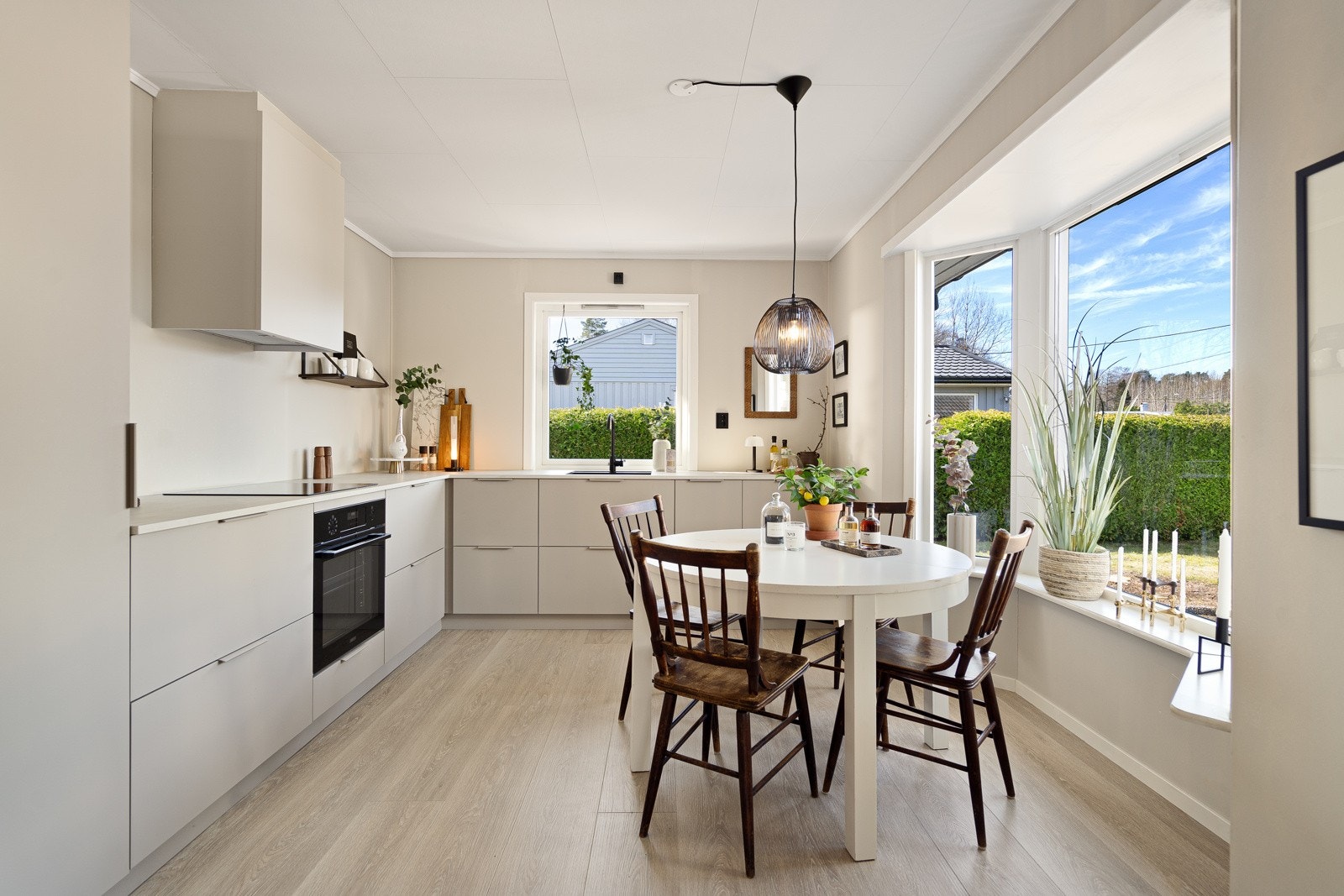 Det er integrerte hvitevarer som kjøleskap, oppvaskmaskin og komfyr, samt kjøkkenventilator med avtrekk ut Galleribilde