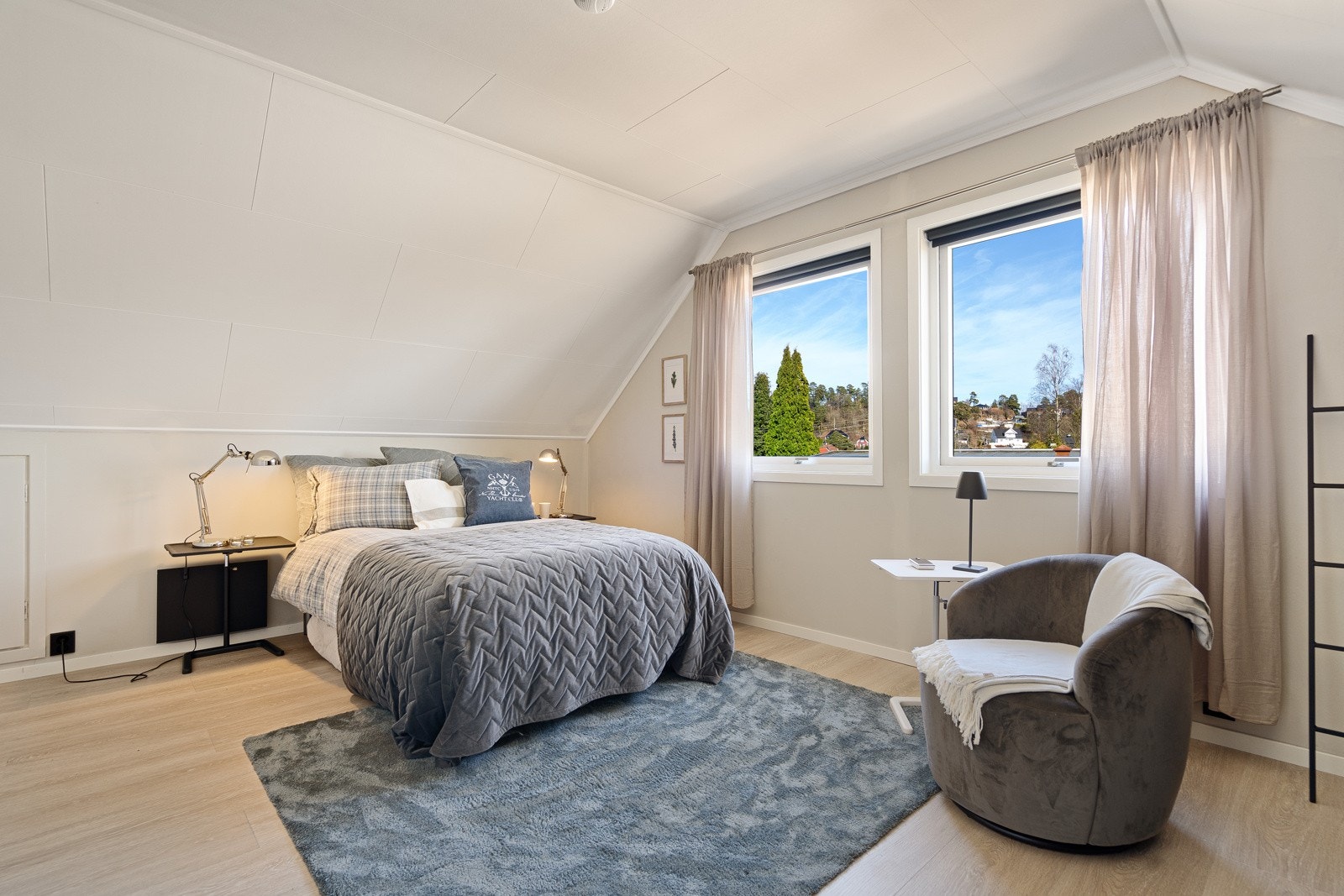 I andre etasje finner du to soverom, men det er enkelt å sette opp en lettvegg for å etablere et tredje soverom her - noe som gir totalt fire soverom i boligen Galleribilde