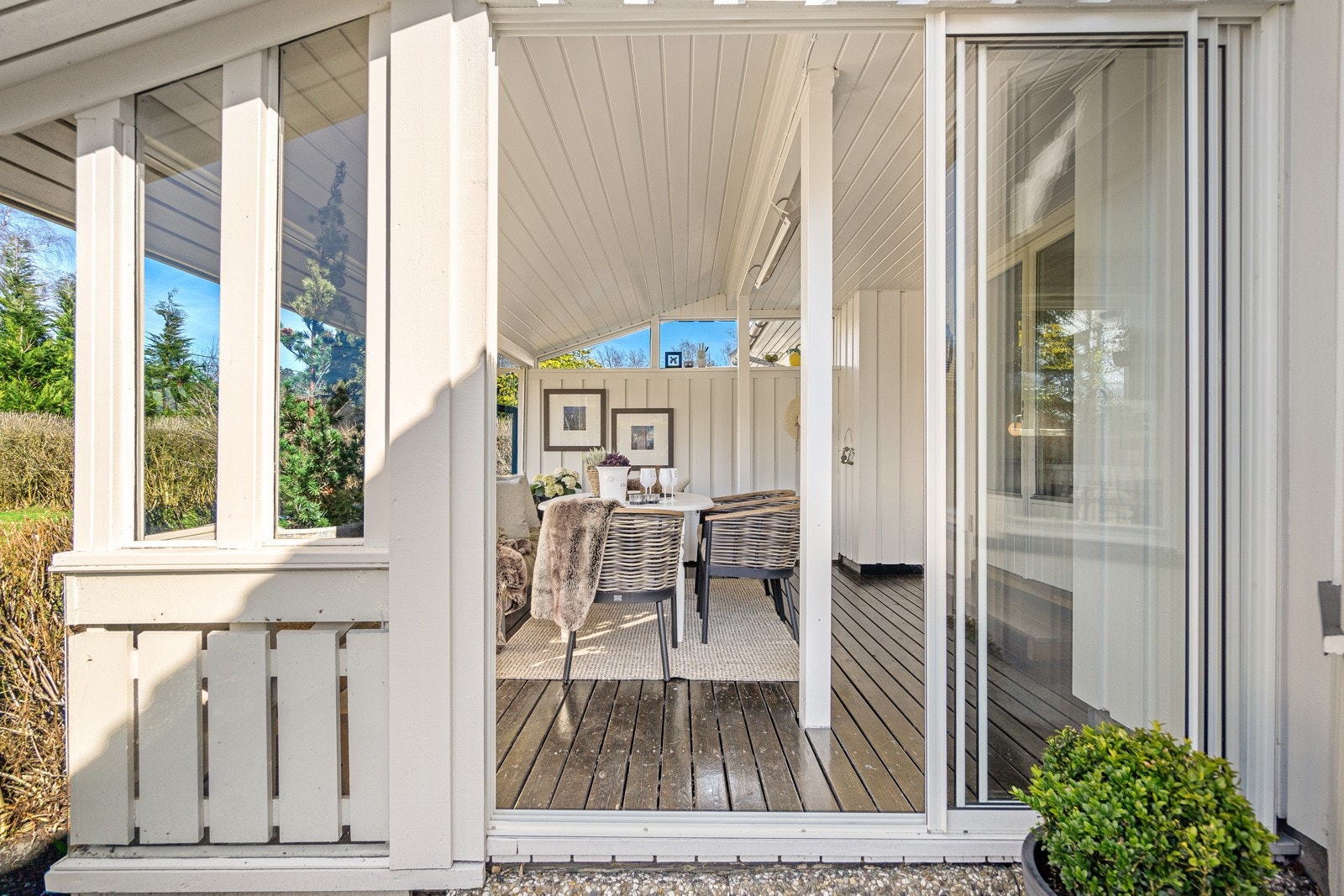 Skyvedører i glass fører videre ut til hagen - et perfekt sted å samle familie og venner. Galleribilde