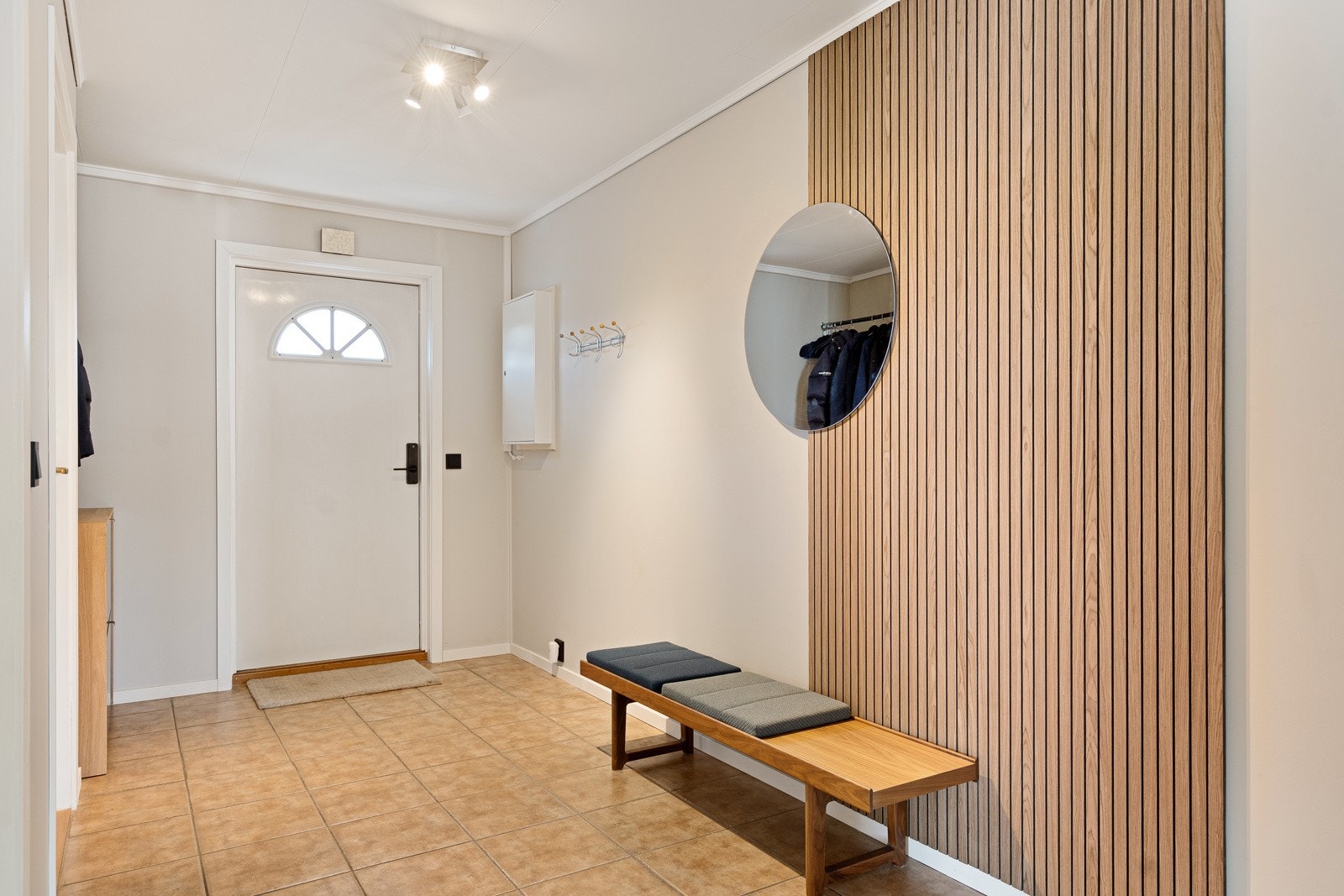 Romslig, flislagt entré med garderobeskap Galleribilde