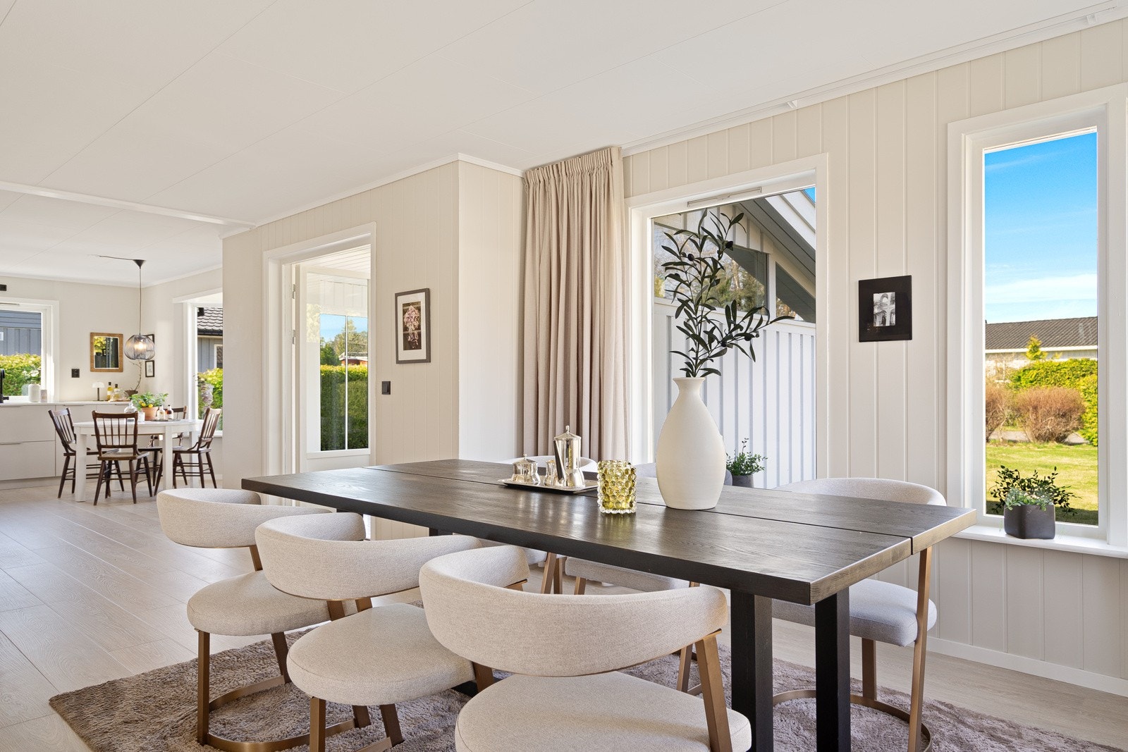 God plass til spisebord, og store vindusflater gir rikelig med naturlig lys og en luftig atmosfære. Galleribilde