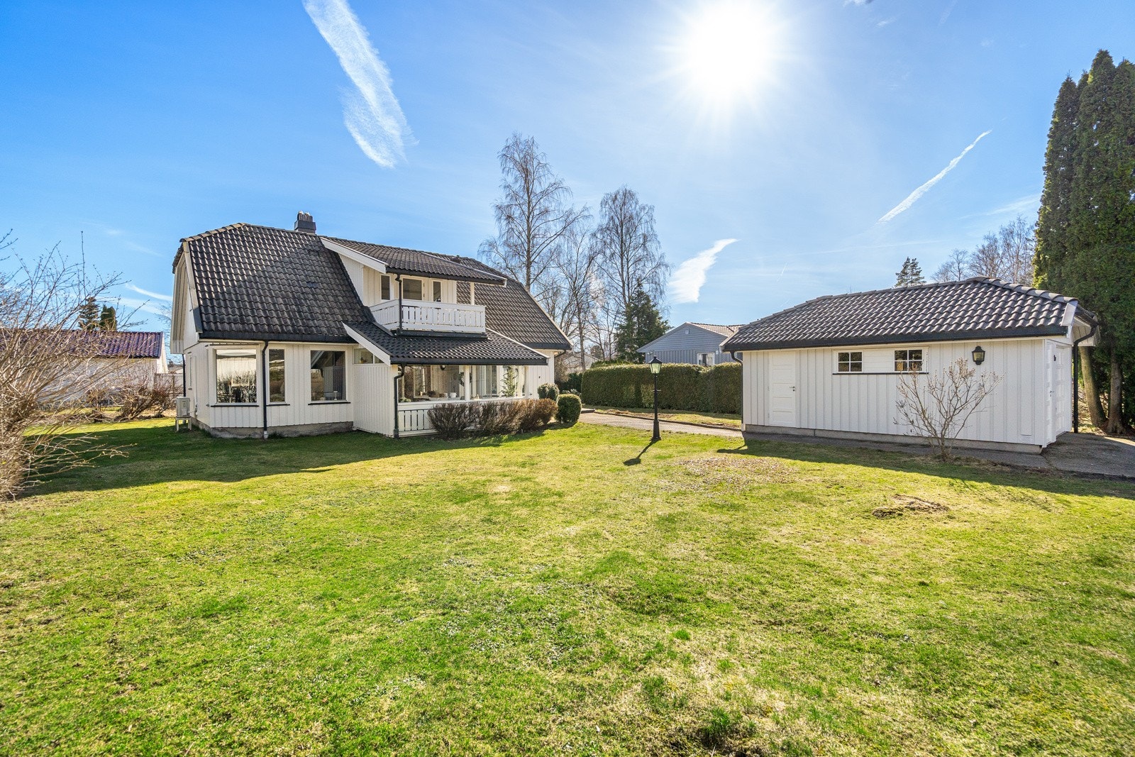 Eiendommen består av en frittliggende enebolig med tilhørende garasje Galleribilde