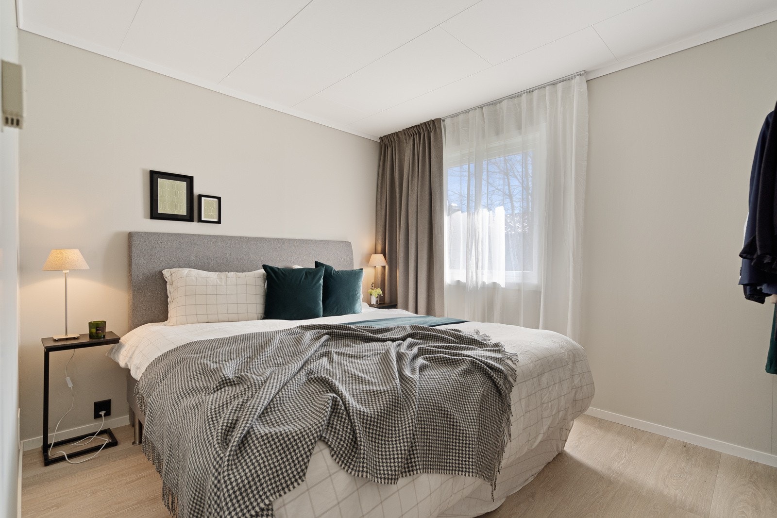 Romslig soverom med garderobeskap Galleribilde