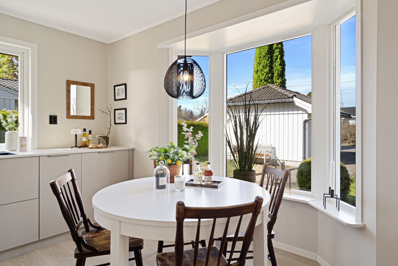 Rommet har god plass til spisebord Galleribilde