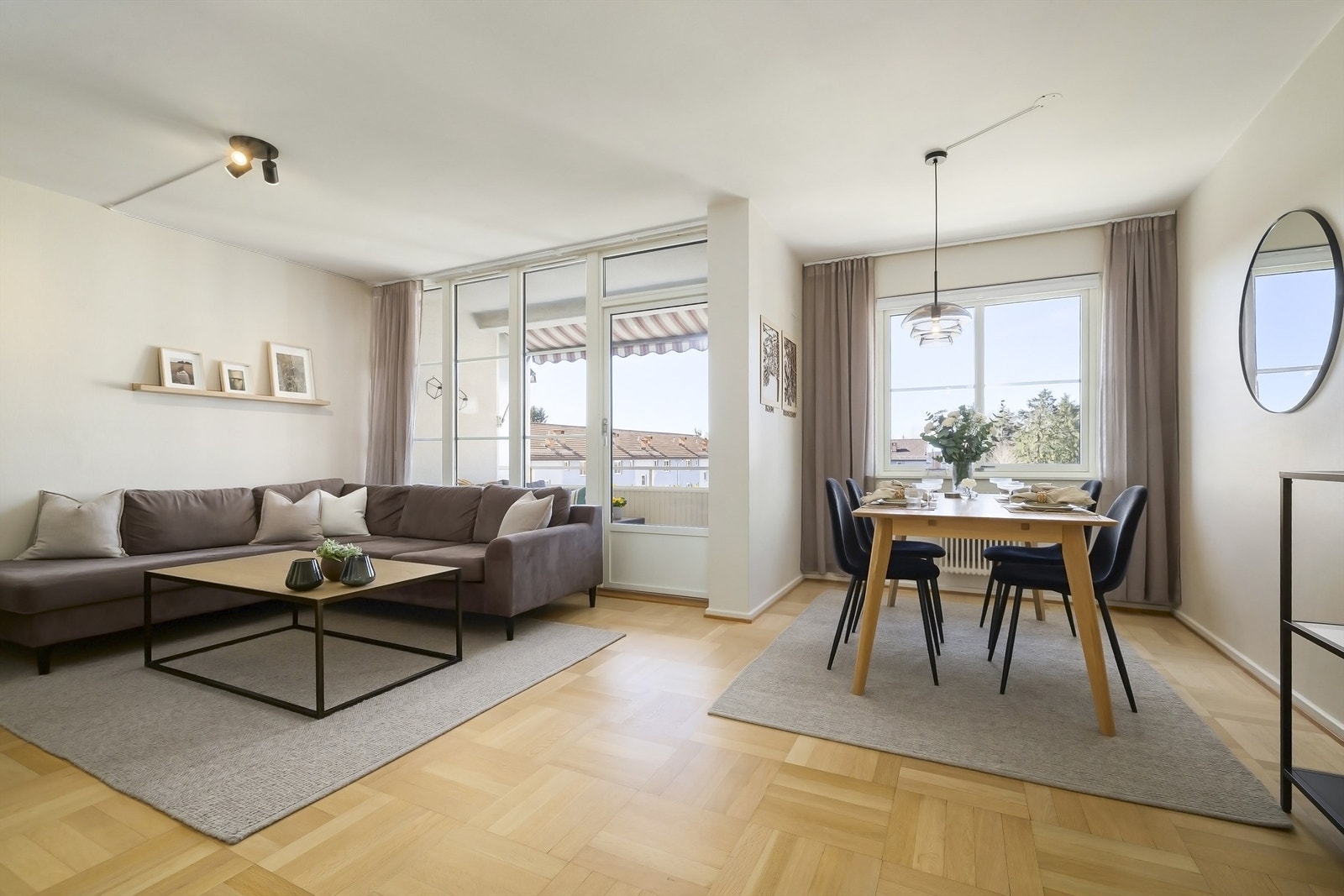 Stuen er lys og åpen, med fin soneinndeling og utgang til balkong Galleribilde