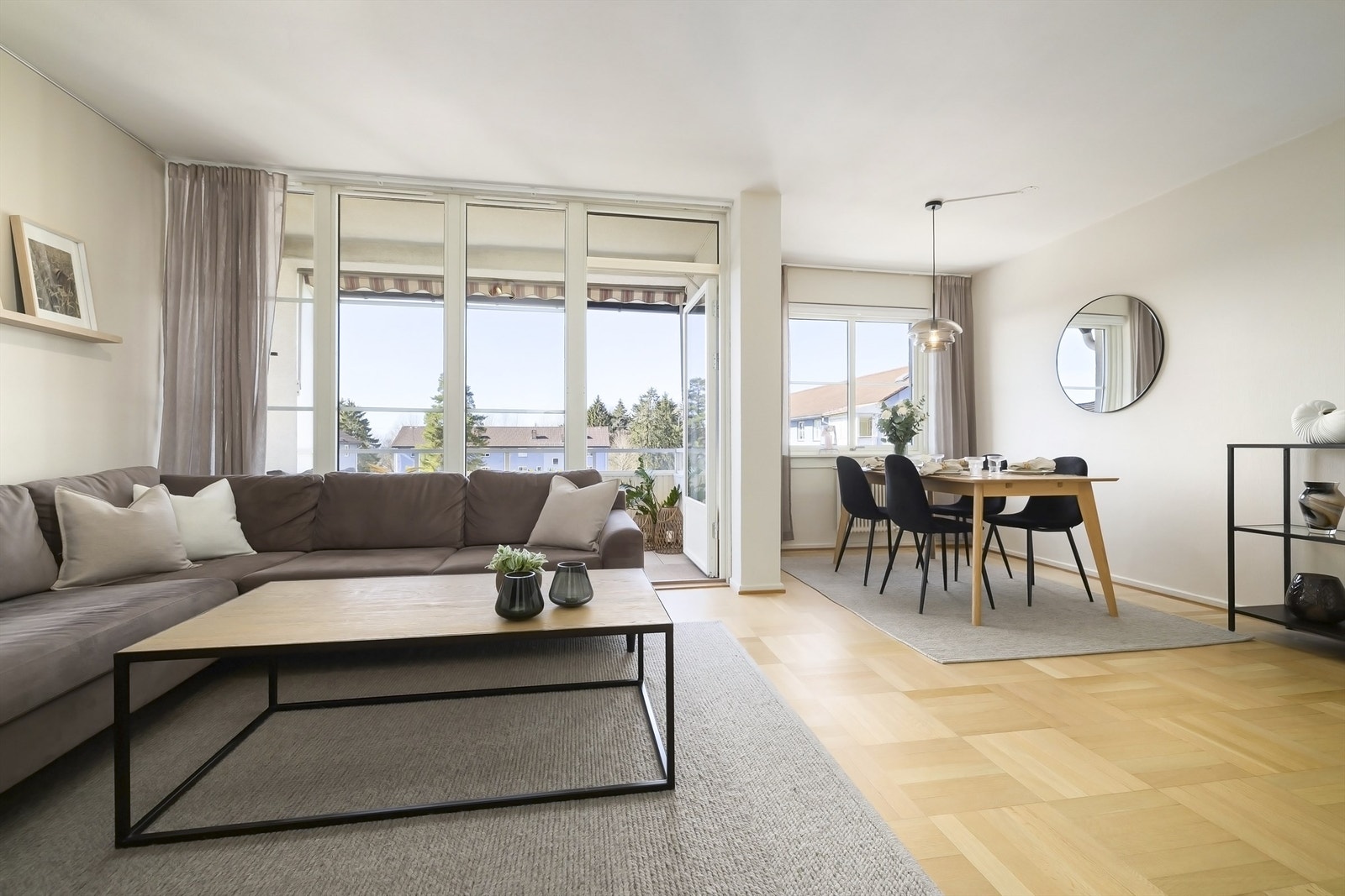De store vindusflatene gir godt med lys i rommet Galleribilde