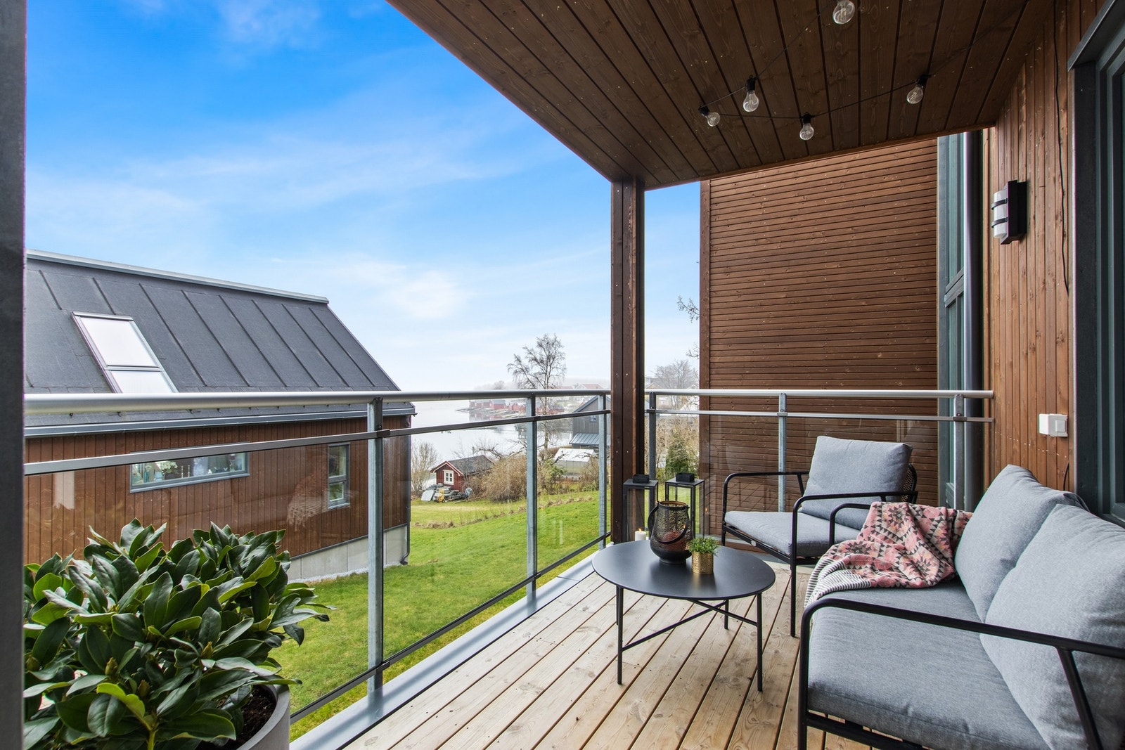 Videre har man utgang til en veranda. Muligheter for innglassing om ønskelig. Galleribilde