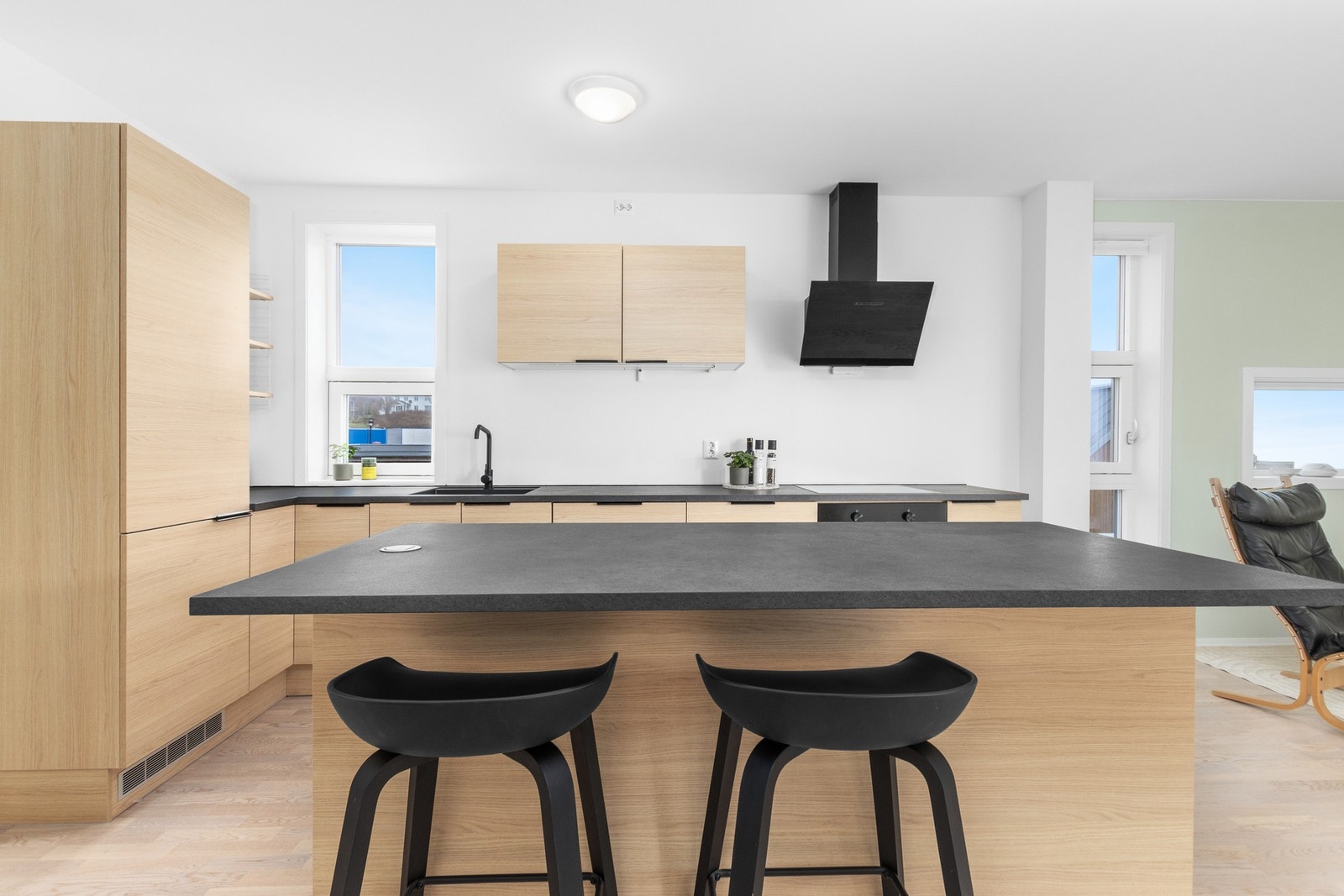 Påkostet JKE kjøkken med kjøkkenøy. Galleribilde