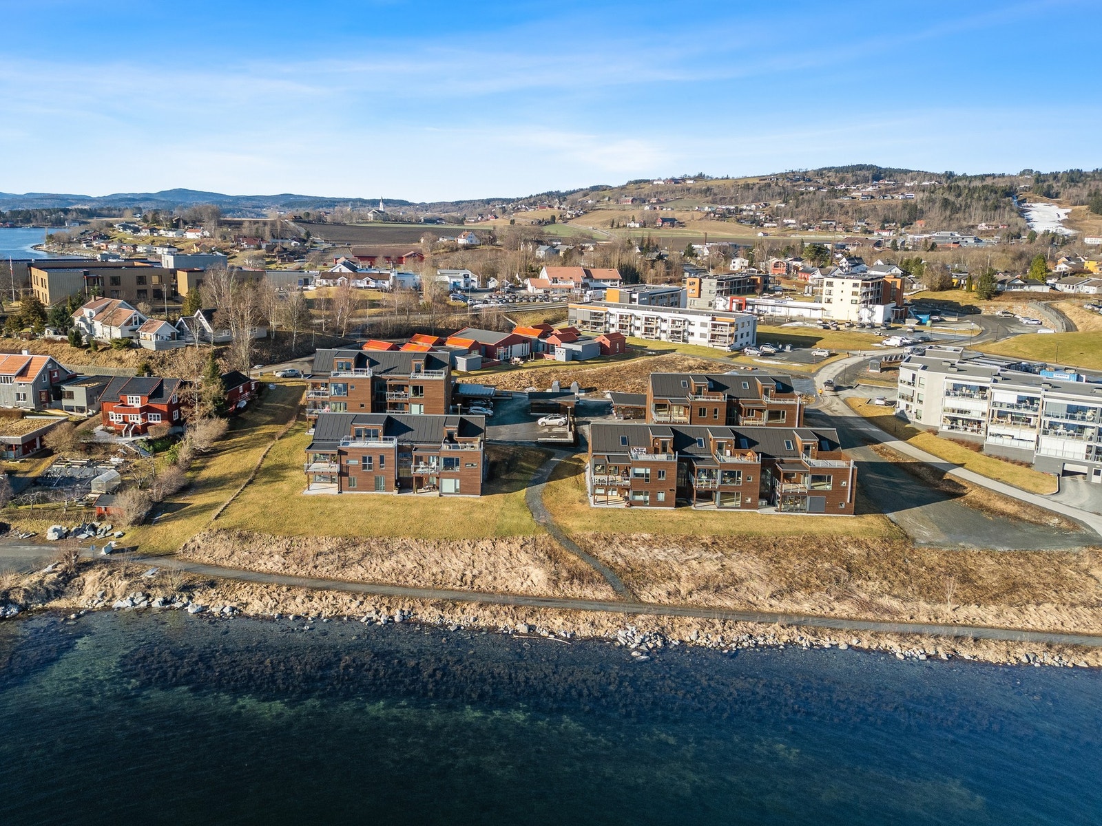 Leiligheten ligger svært sentralt på Straumen og har kort veg til alt Straumen sentrum har å by på! Galleribilde