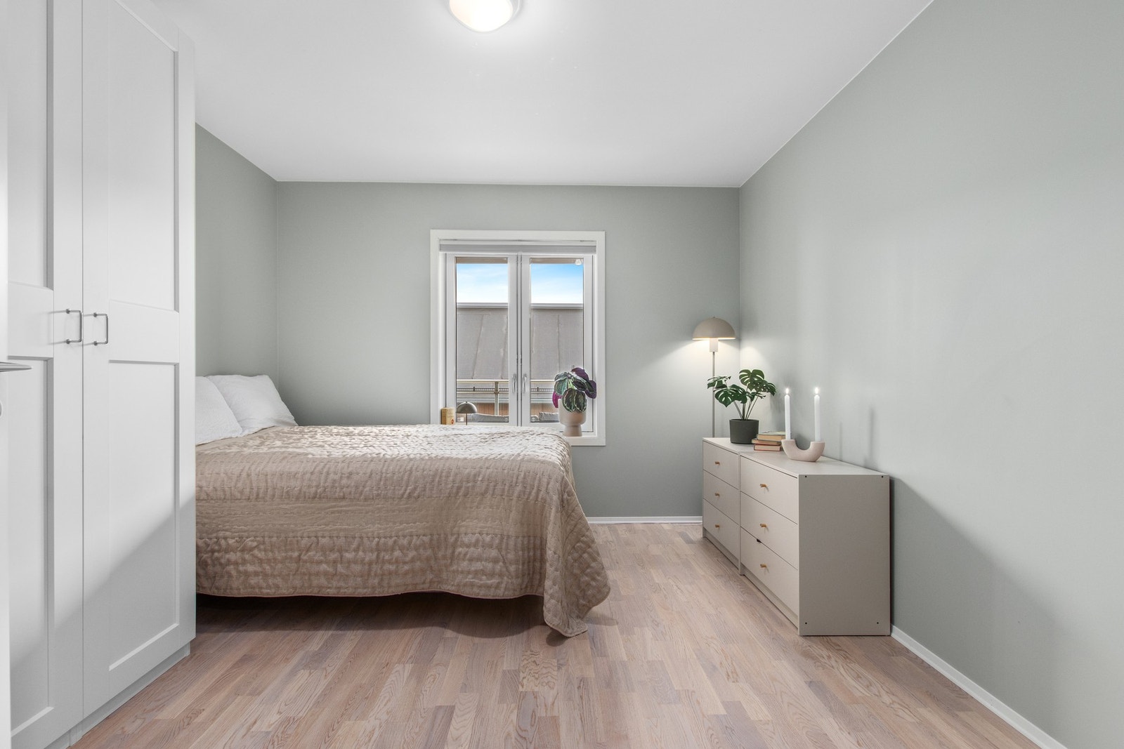 Tiltalende soverom med god plass til dobbeltseng. Galleribilde