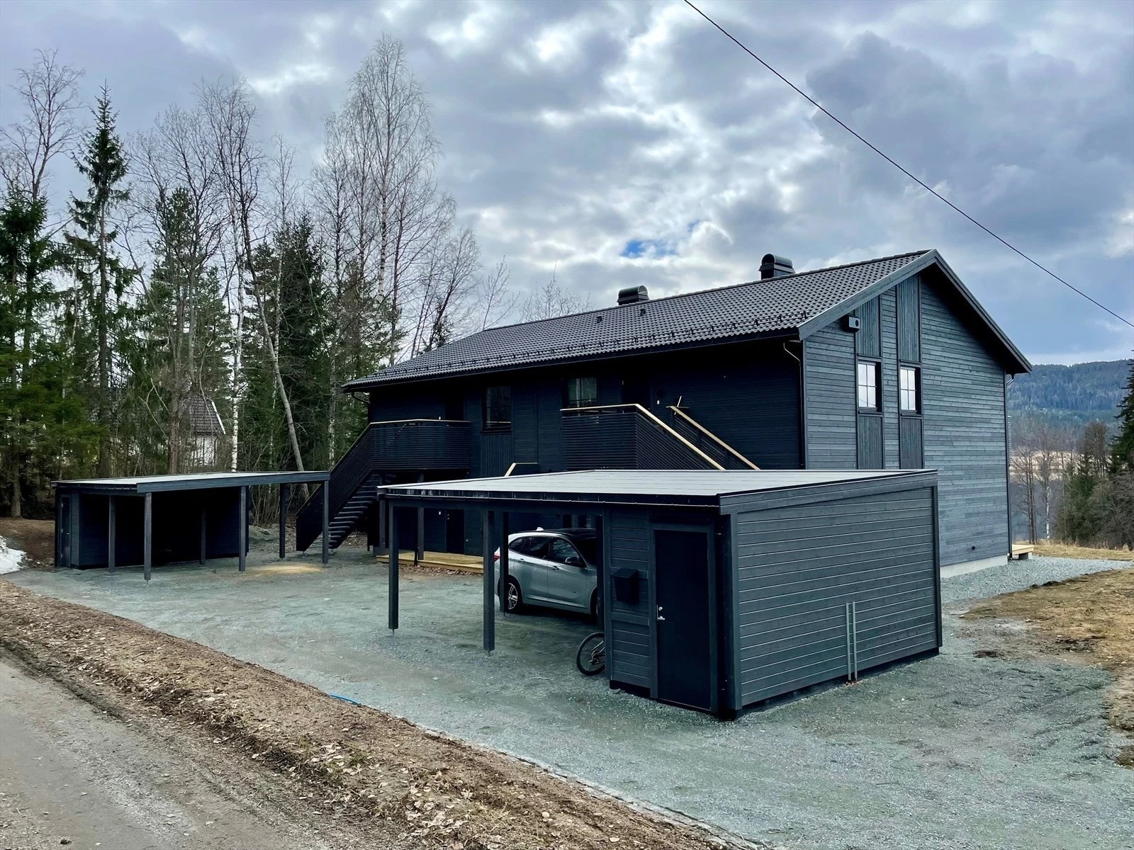 Leiligheten har carport med sportsbod i bakkant. Galleribilde