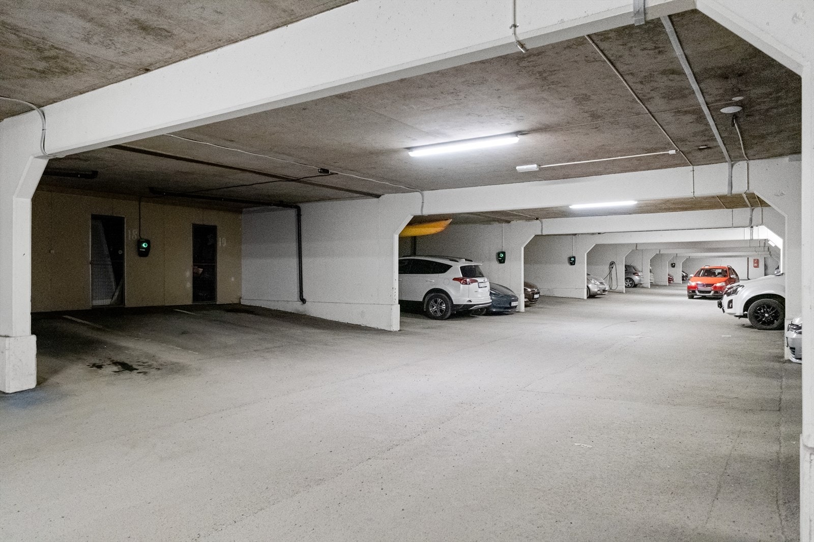 Leiligheten disponerer både parkeringsplass og bod i lukket anlegg Galleribilde