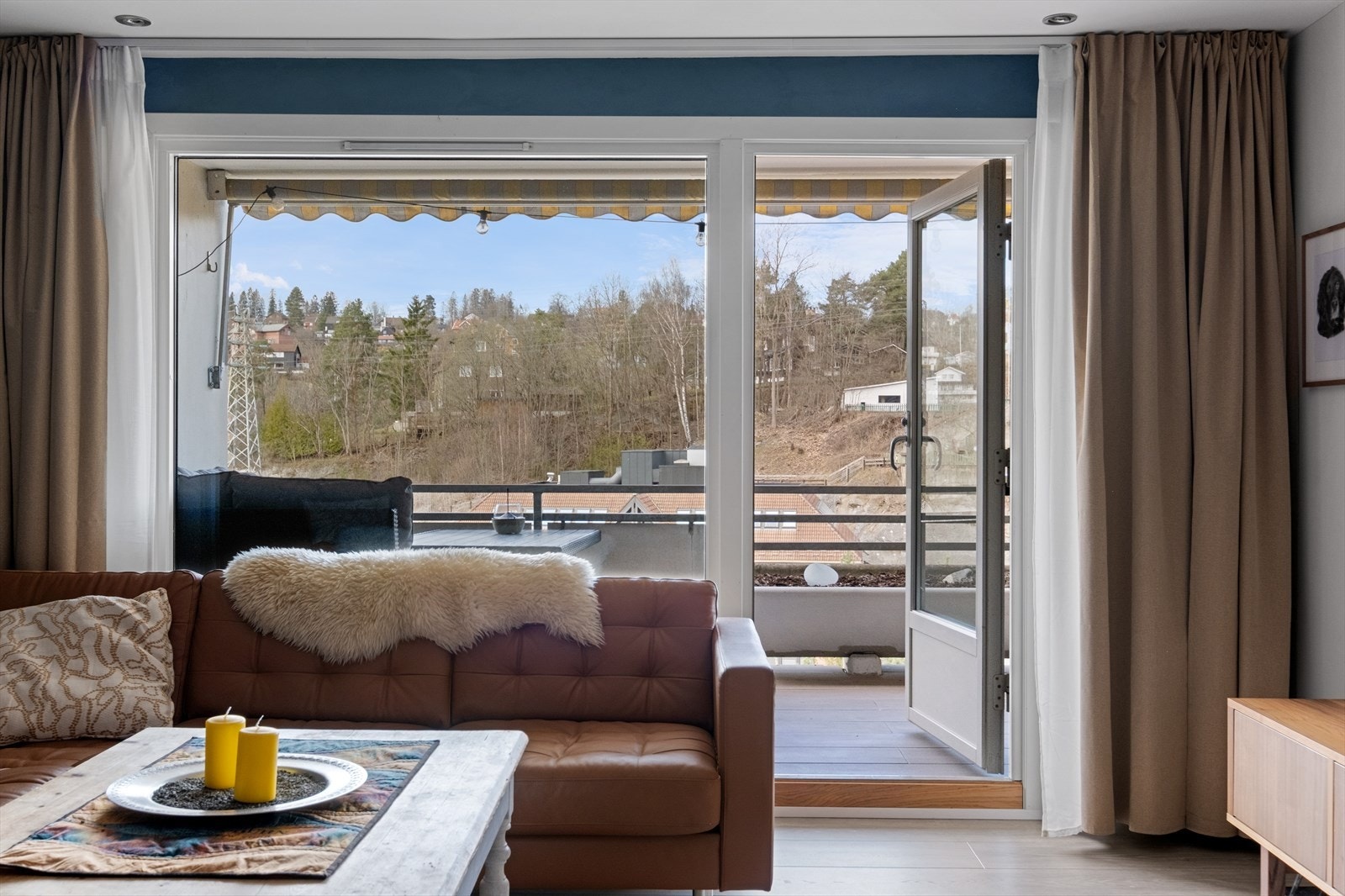 Fra stuen er det tilgang til den 13 m² solrike balkongen Galleribilde