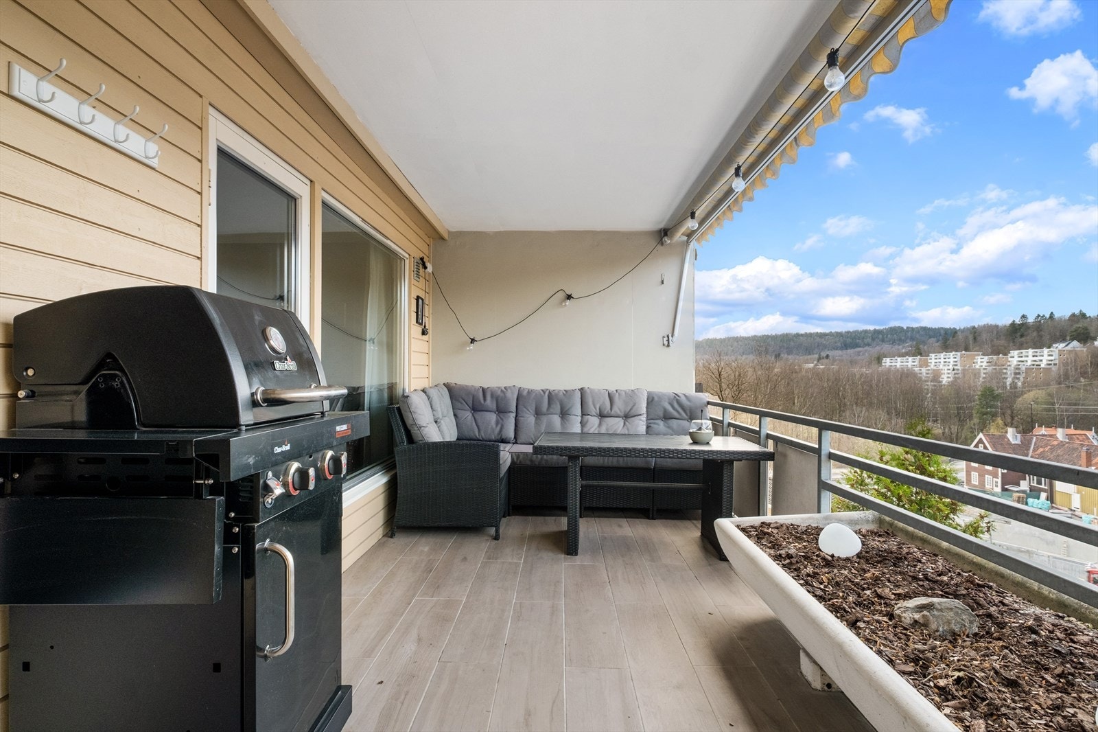 Solrik balkong med god plass til møblement, grill osv. Galleribilde