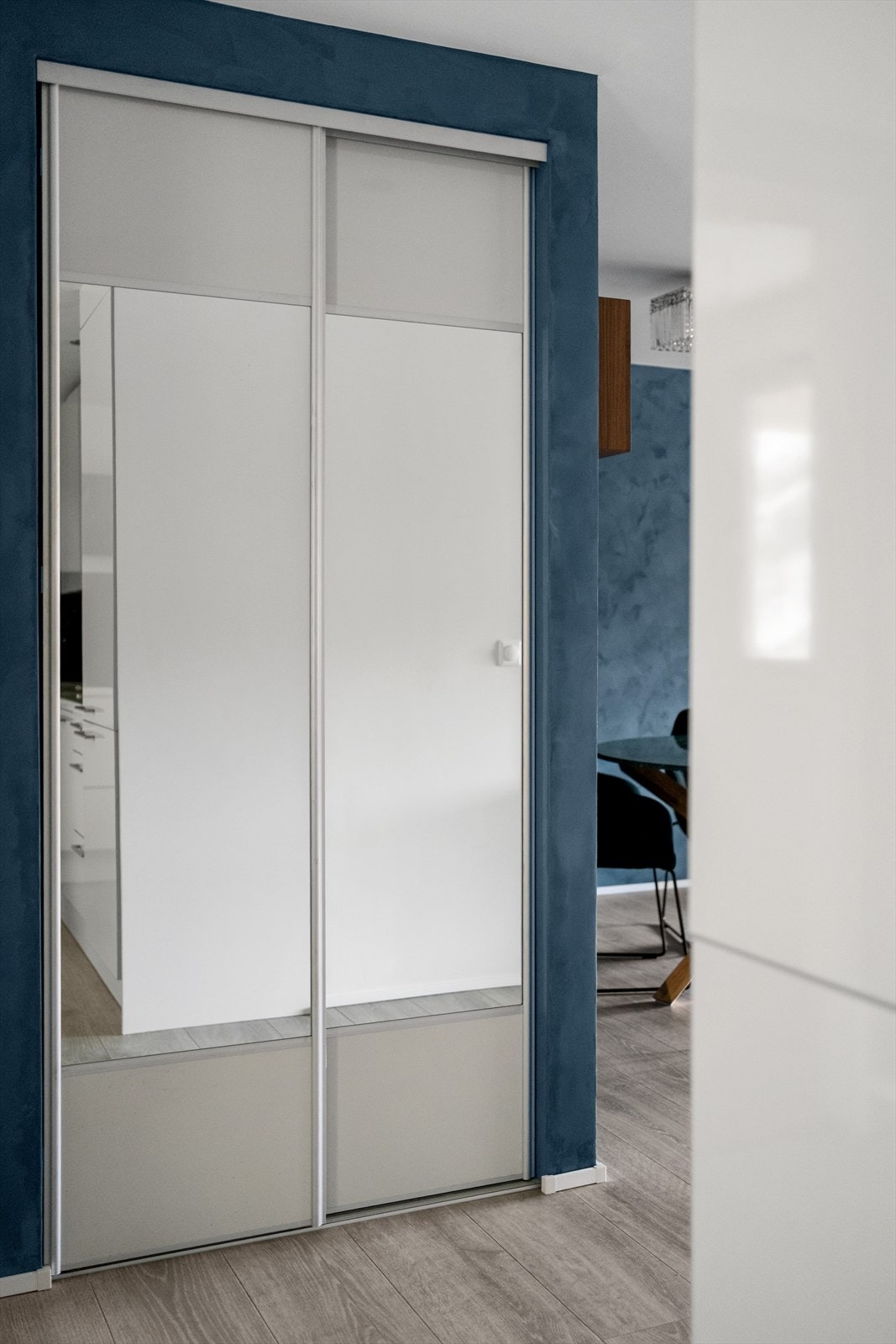 Skyvedørsgarderobe ved inngangsparti Galleribilde